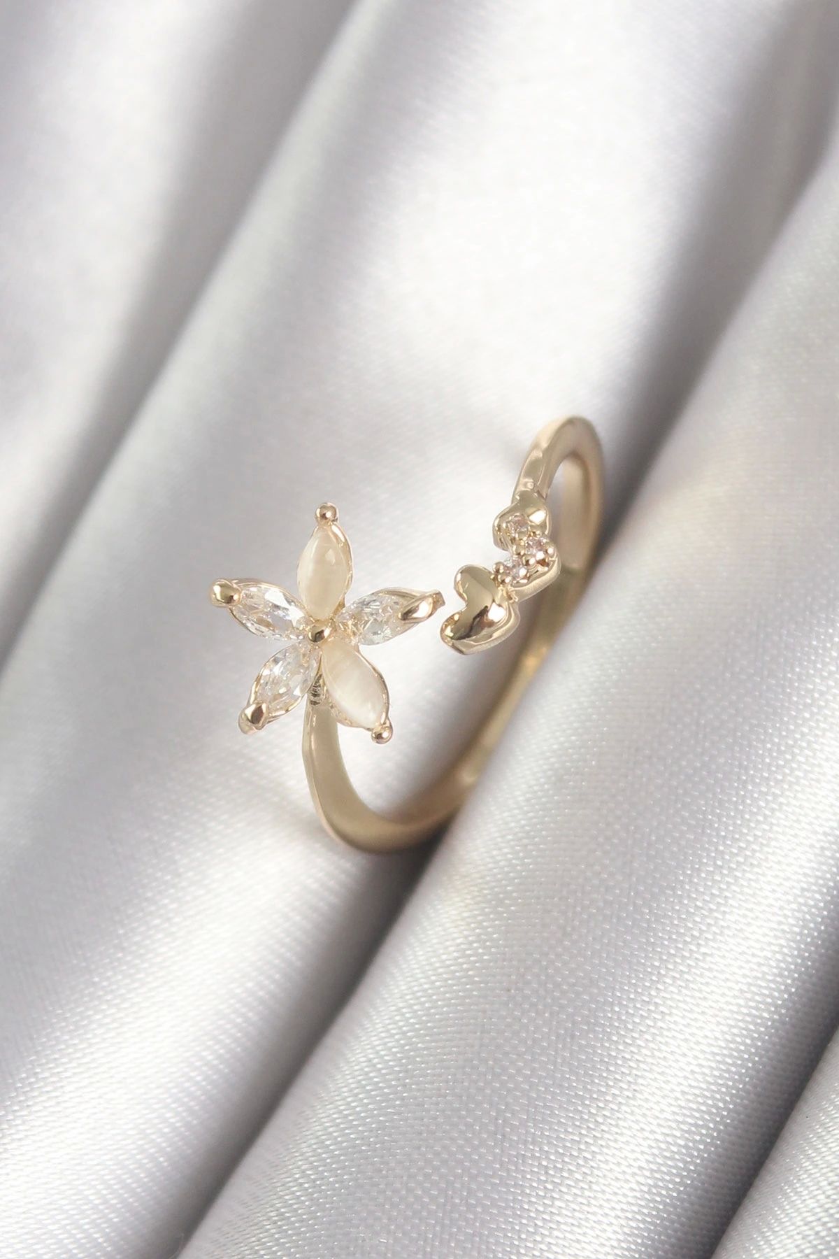 OurStyles Pirinç Gold Renk Zirkon Taşlı Çiçek Model Kalp Detay Kadın Yüzük - TJ-BYK3069