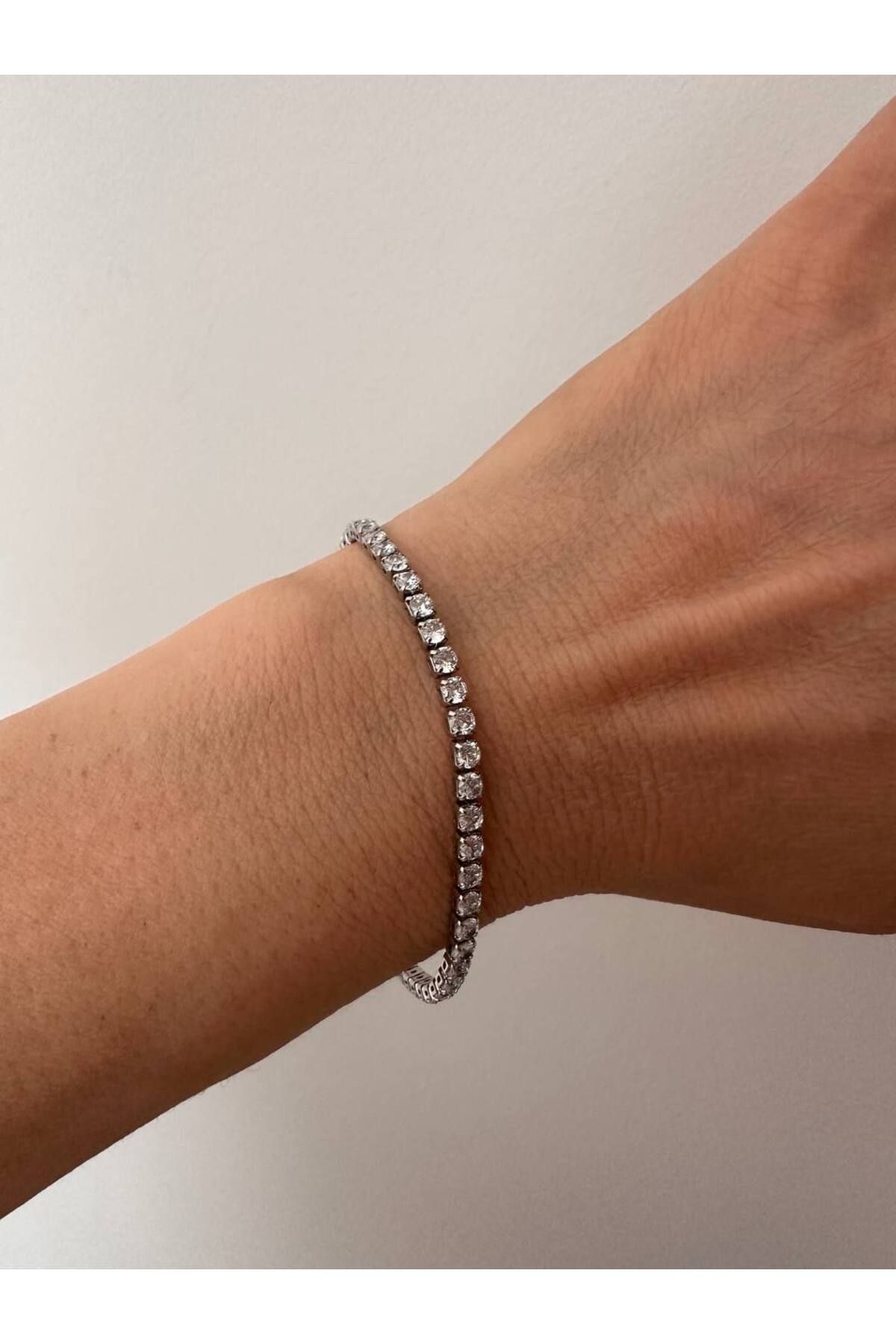 Esmeray Aksesuar Gümüş Renk Zirkon Taşlı Rodyum Kaplama Su Yolu Bileklik Uzunluk 16 cm. Ek Klipsle 19 cm. Taş 3 mm.