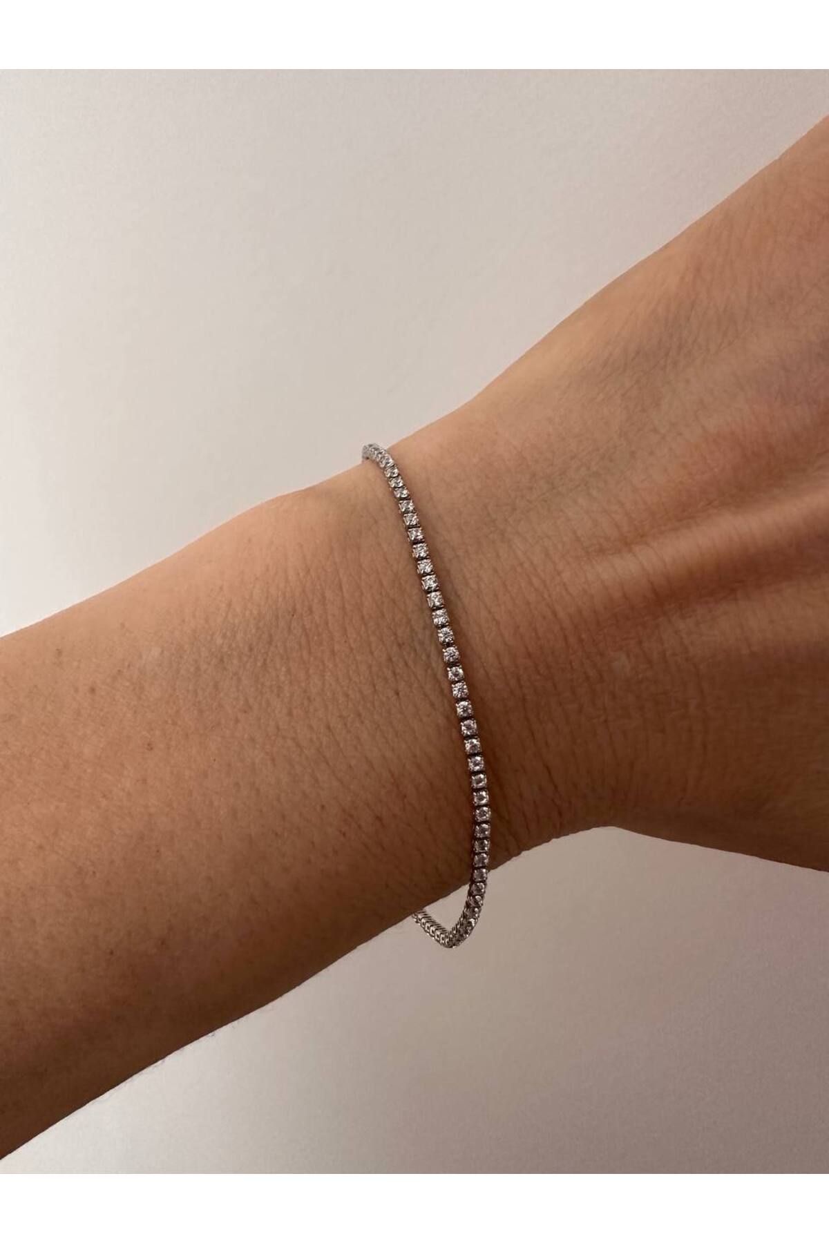 Esmeray Aksesuar Gümüş Renk Zirkon Taşlı Rodyum Kaplama Su Yolu Bileklik Uzunluk 16 cm. Ek Klipsle 19 cm. Taş 1,5 mm.