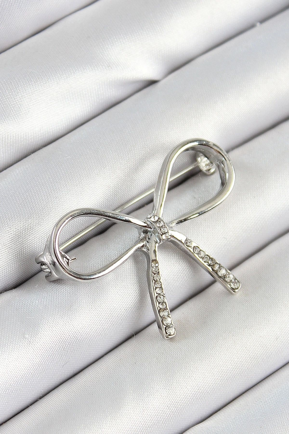 OurStyles Zirkon Taş Detaylı Fiyonk Figürlü Gümüş Renk Kadın Broş - TJ-BR453