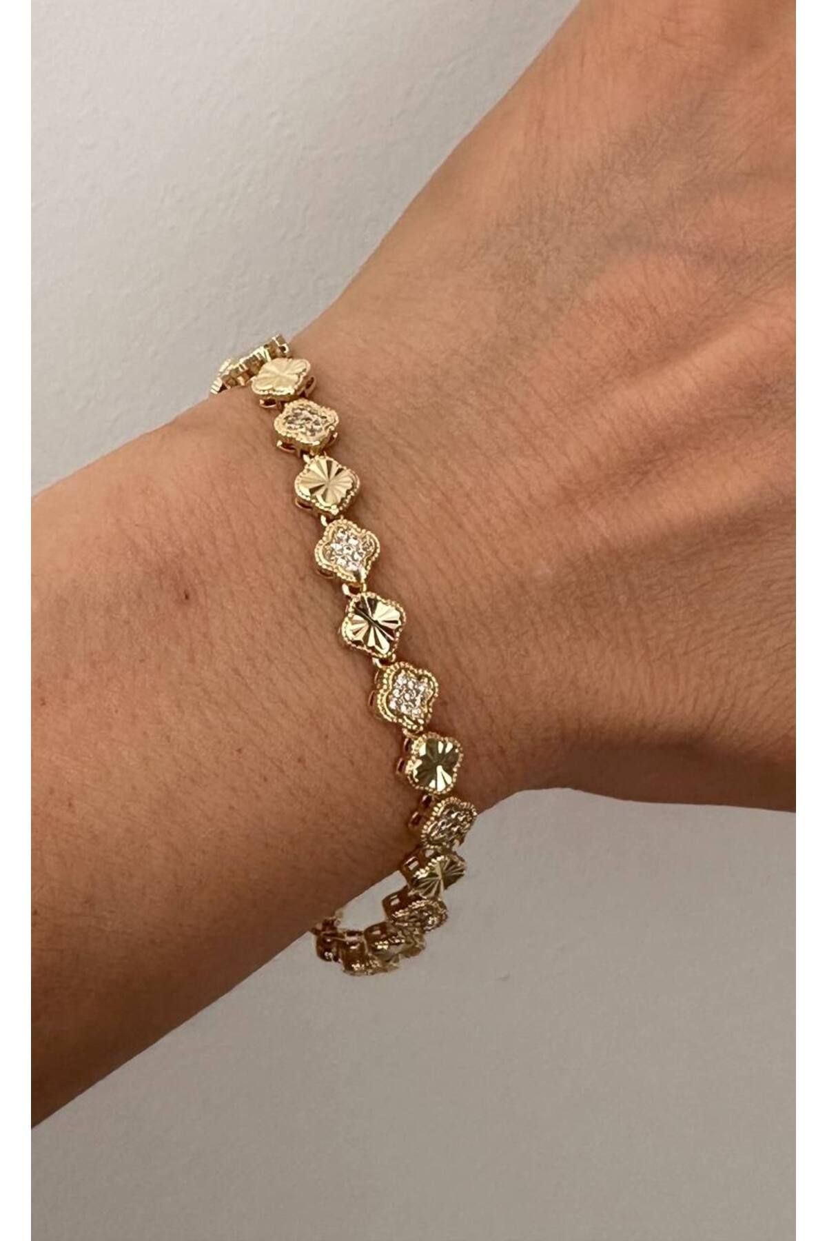 Esmeray Aksesuar Vip Seri Gold Renk Zirkon Taşlı Rodyum Kaplama Küçük Yonca Figürlü Bileklik Uzunluk 16 cm.