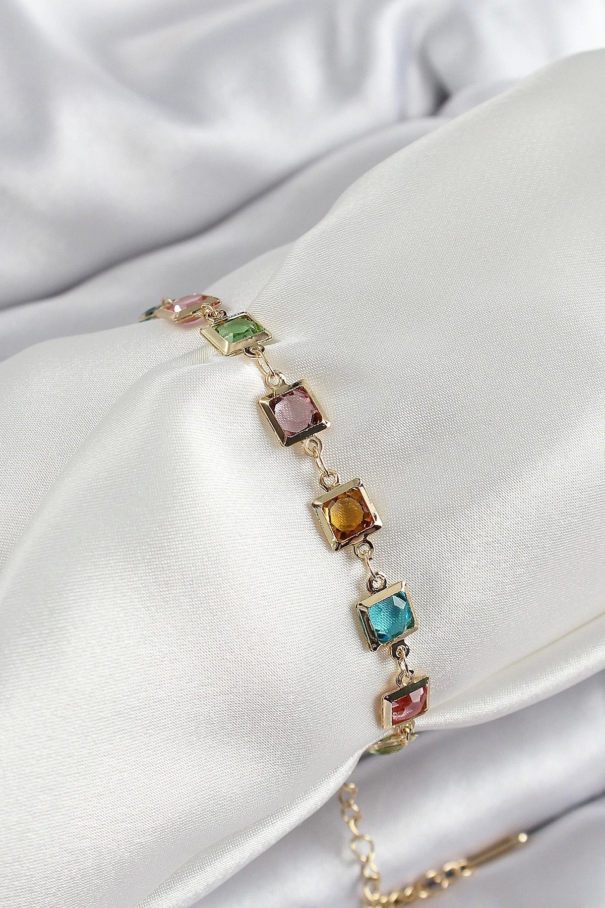 OurStyles Pirinç Karışık Renk Kare Zirkon Taşlı Gold Renk Kadın Bileklik - TJ-BB7049