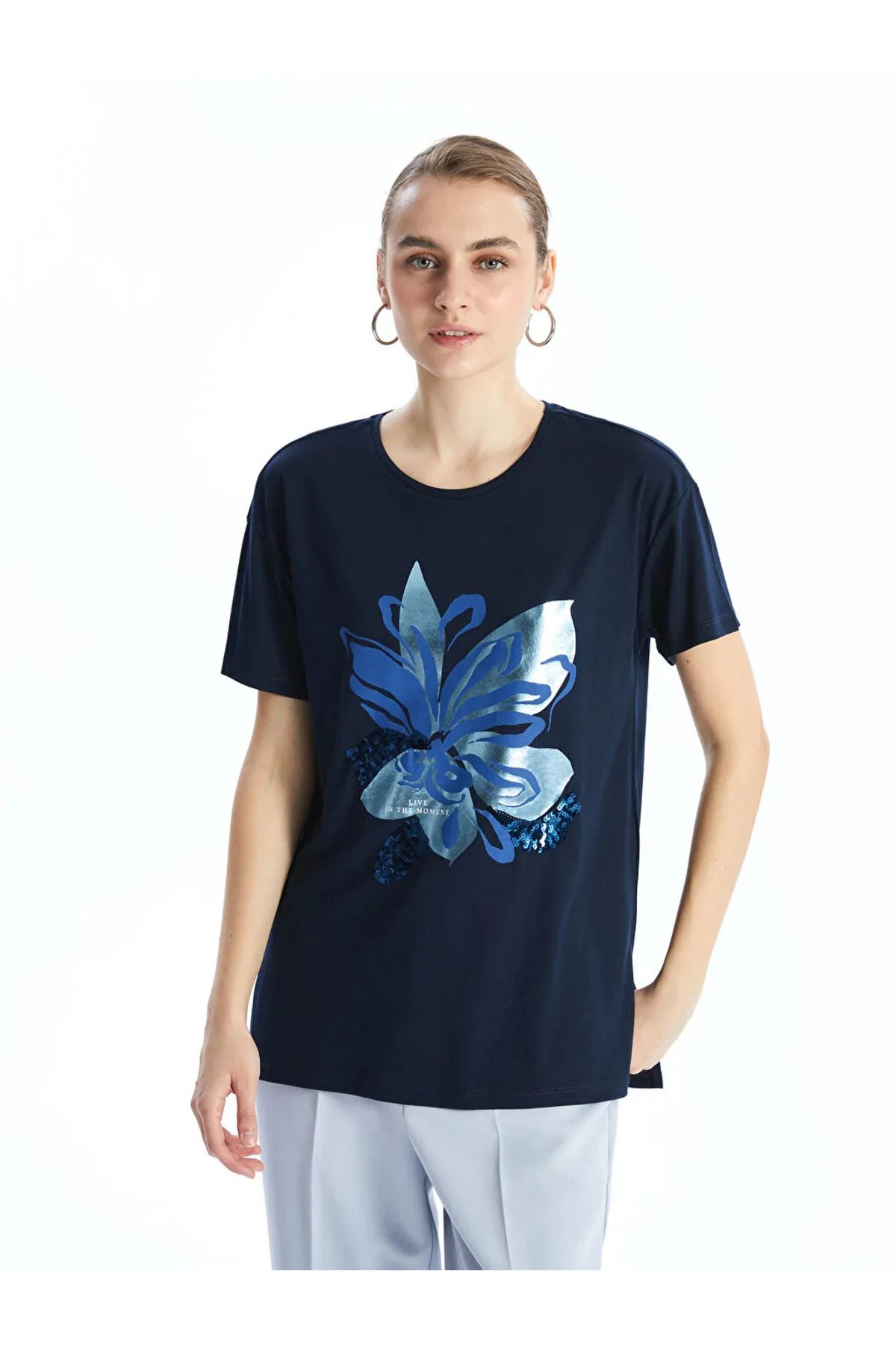 LC Waikiki LCWAIKIKI Classic Lacivert Bisiklet Yaka Çiçekli Kadın Tişört
