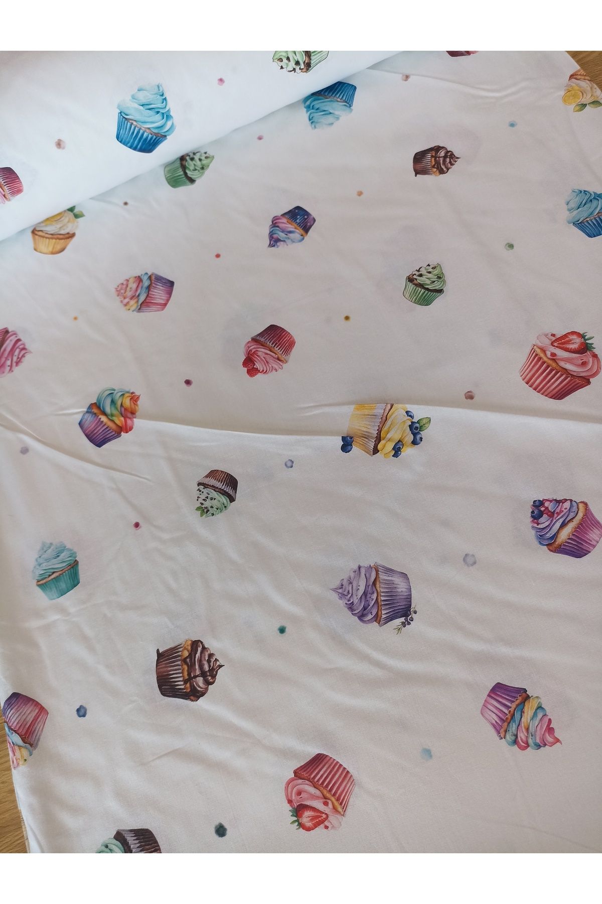 ida design store Dijital Cupcake Baskılı %100 Pamuk Poplin Kumaş 100x240