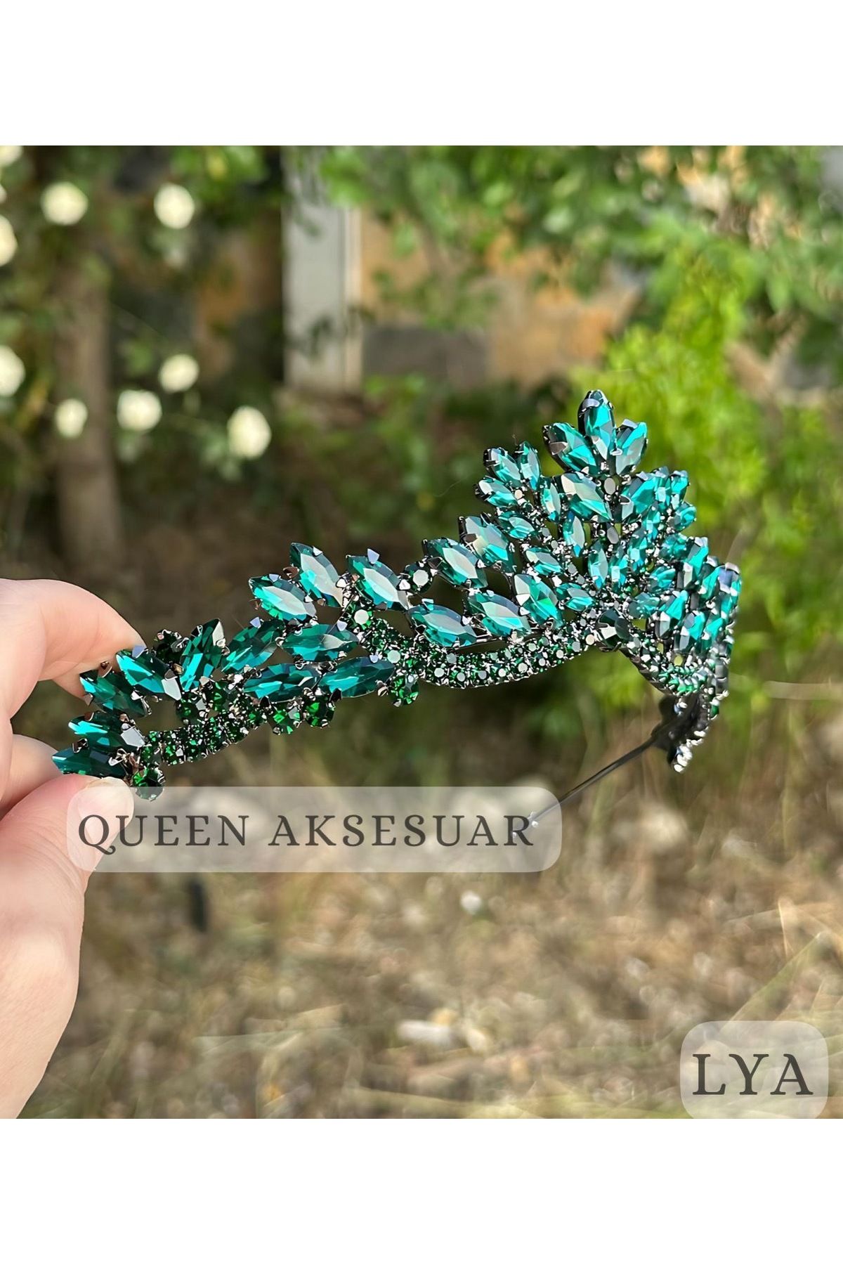 QUEEN AKSESUAR LYA zümrüt yeşil kristal taşlı lüks tasarım nişan gelin tacı metal taç tepeli otantik motifli
