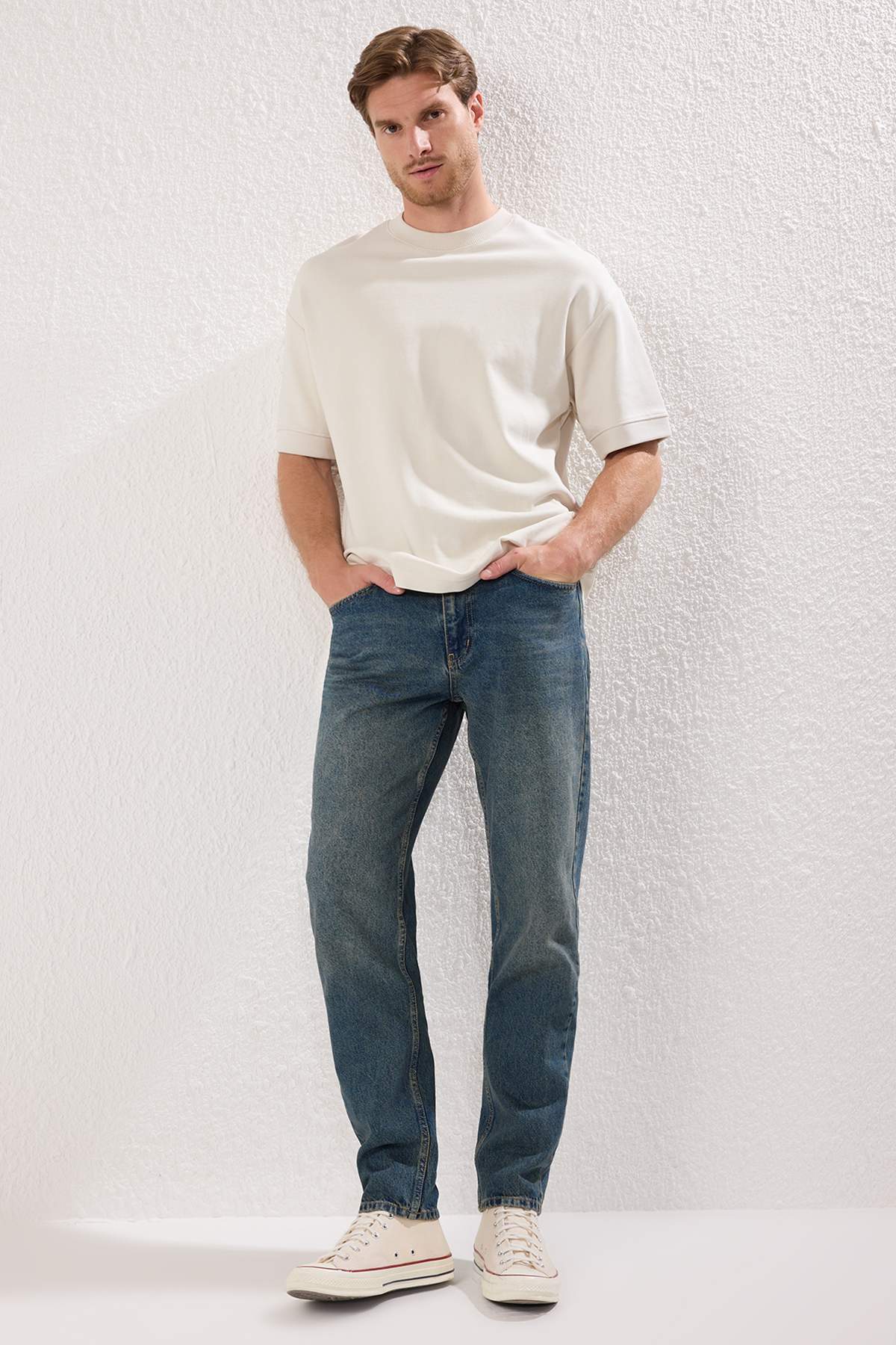 Trendyol Collection-Marineblaue Essential-Jeans – 100 % Baumwolle, Distressed Wash TMNAW23JE00104 1
