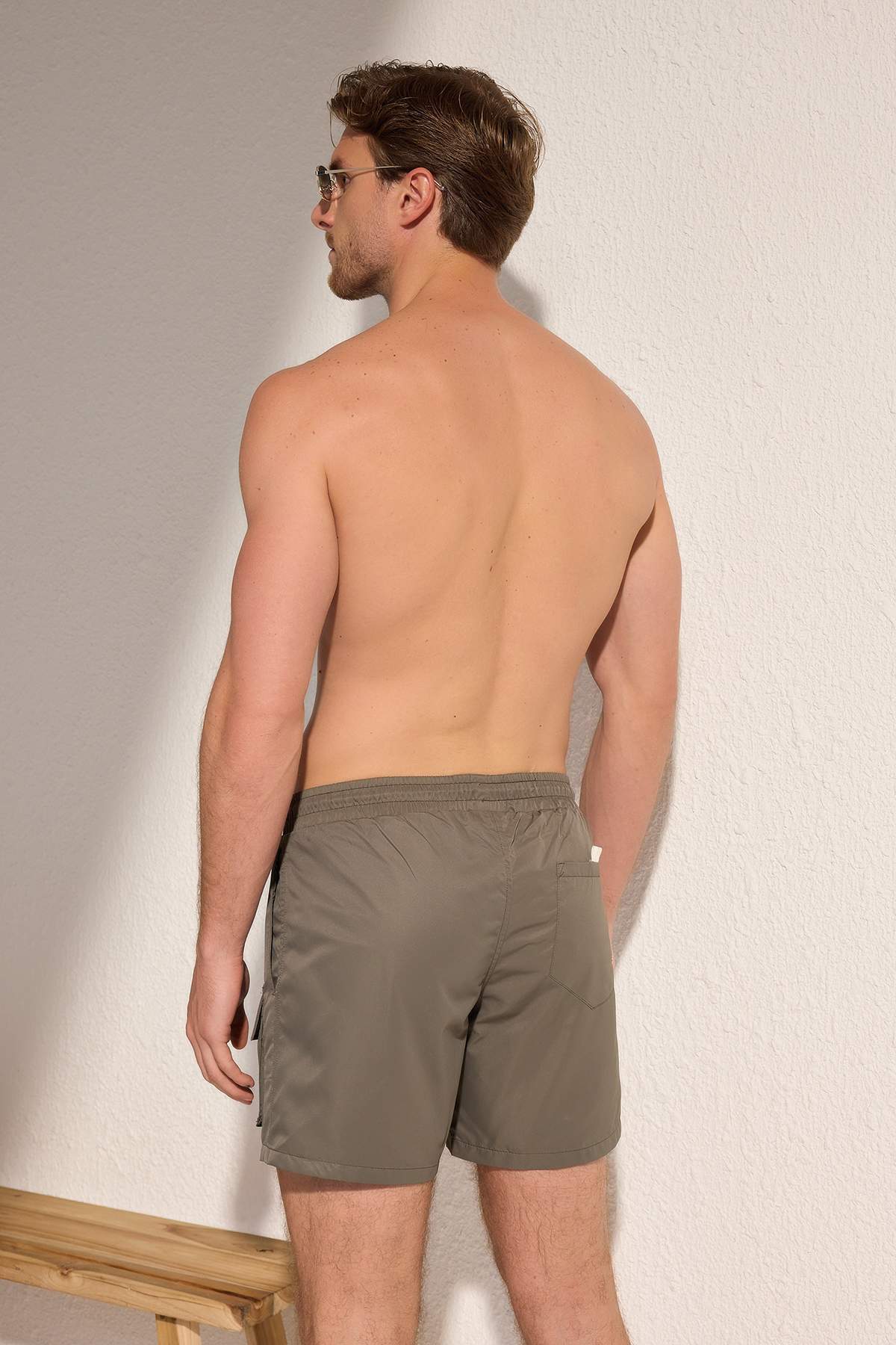 Trendyol Collection-Khakifarbene Standard-Fit-Badehose mit Cargotaschen und Badeshorts TMNSS25DS00009 4
