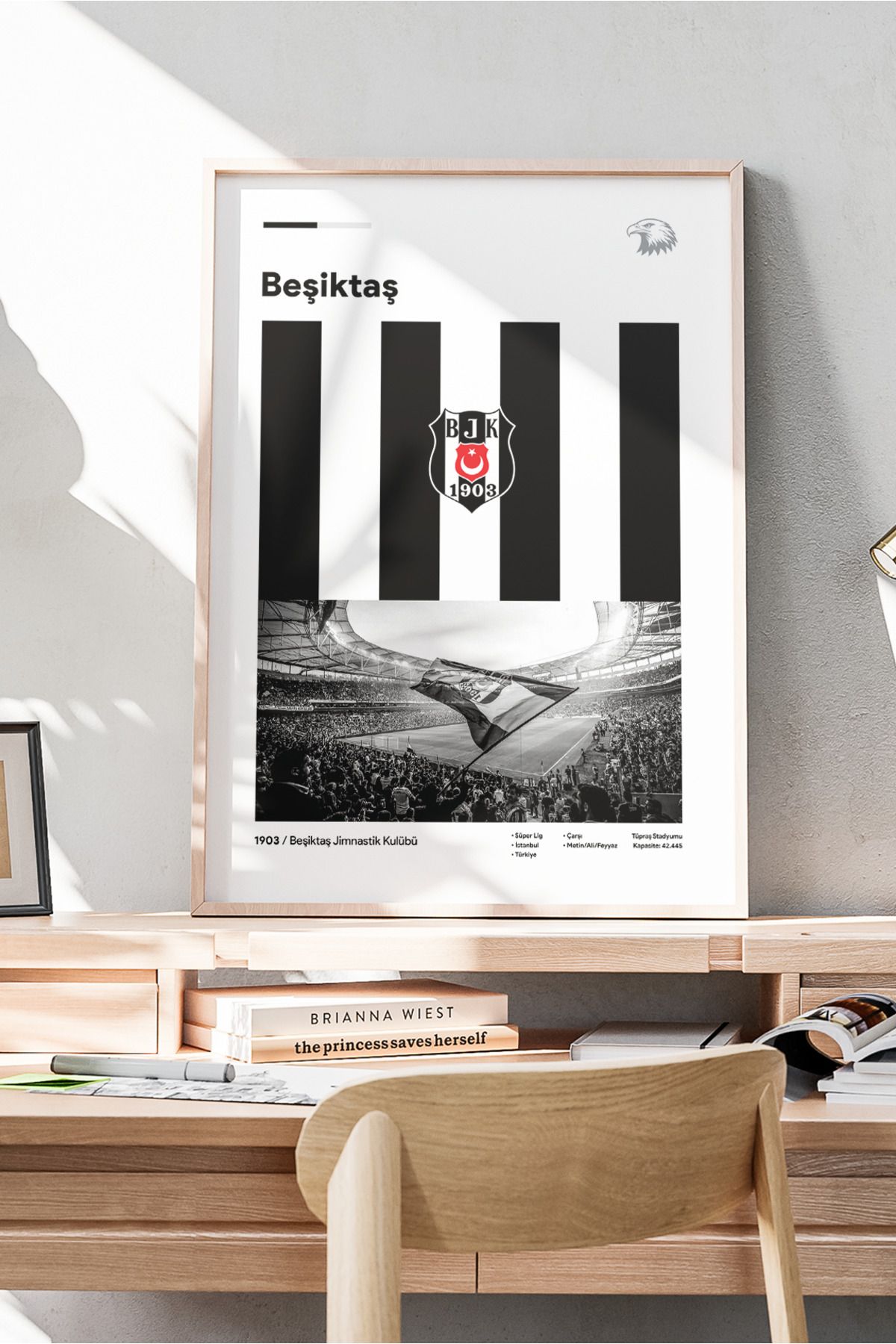 Sürpriz Vakti Tribün Ruhlu Poster Tasarımı — Beşiktaş’a Özel Minimalist Poster