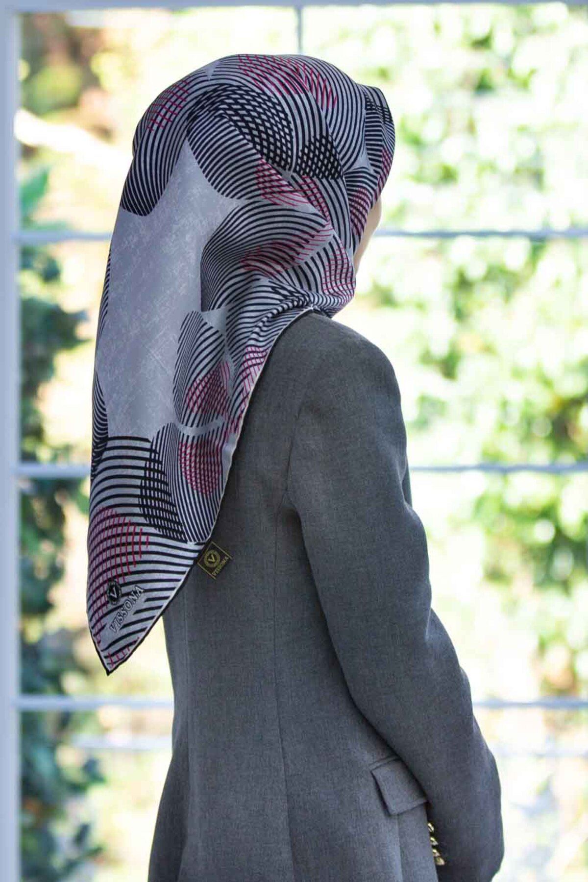 Vissona %100 Twill İpek Çizgili Çiçek Desenli Siyah - Kırmızı Renkli 90x90 Eşarp Dikim Şekli : El Dikişi