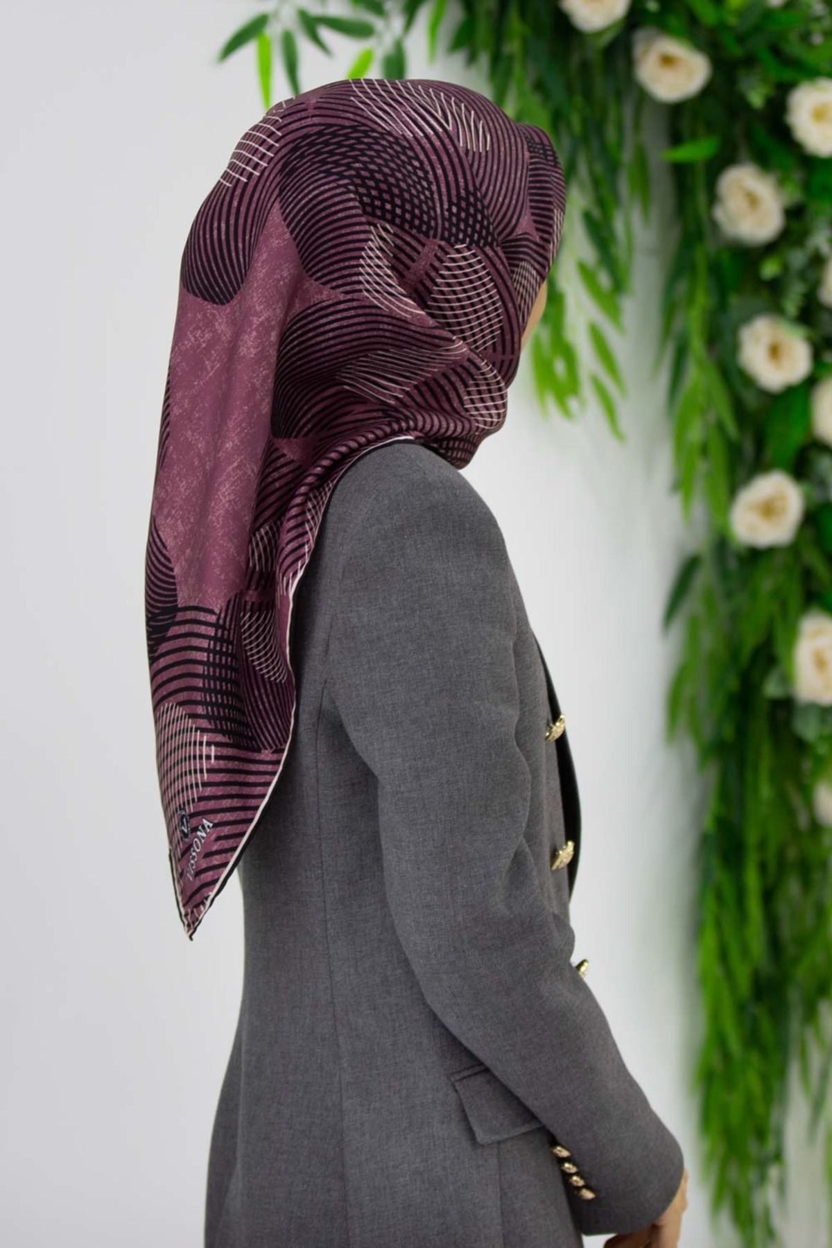 Vissona %100 Twill İpek Çizgili Çiçek Desenli Siyah - Gül Kurusu Renkli 90x90 Eşarp Dikim Şekli : El Dikişi