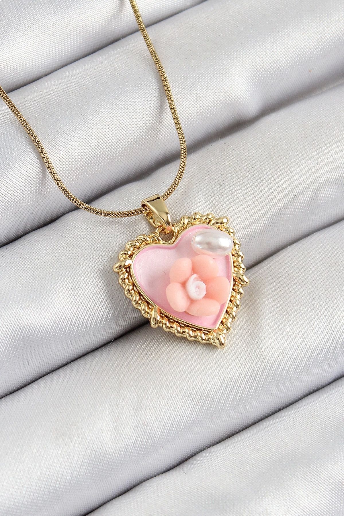 GLIMMERY 316L Çelik Zincir Pembe Sanatsal Portre İnci Detaylı Papatya Figürlü Kalp Model Gold Renk Kadın Koly