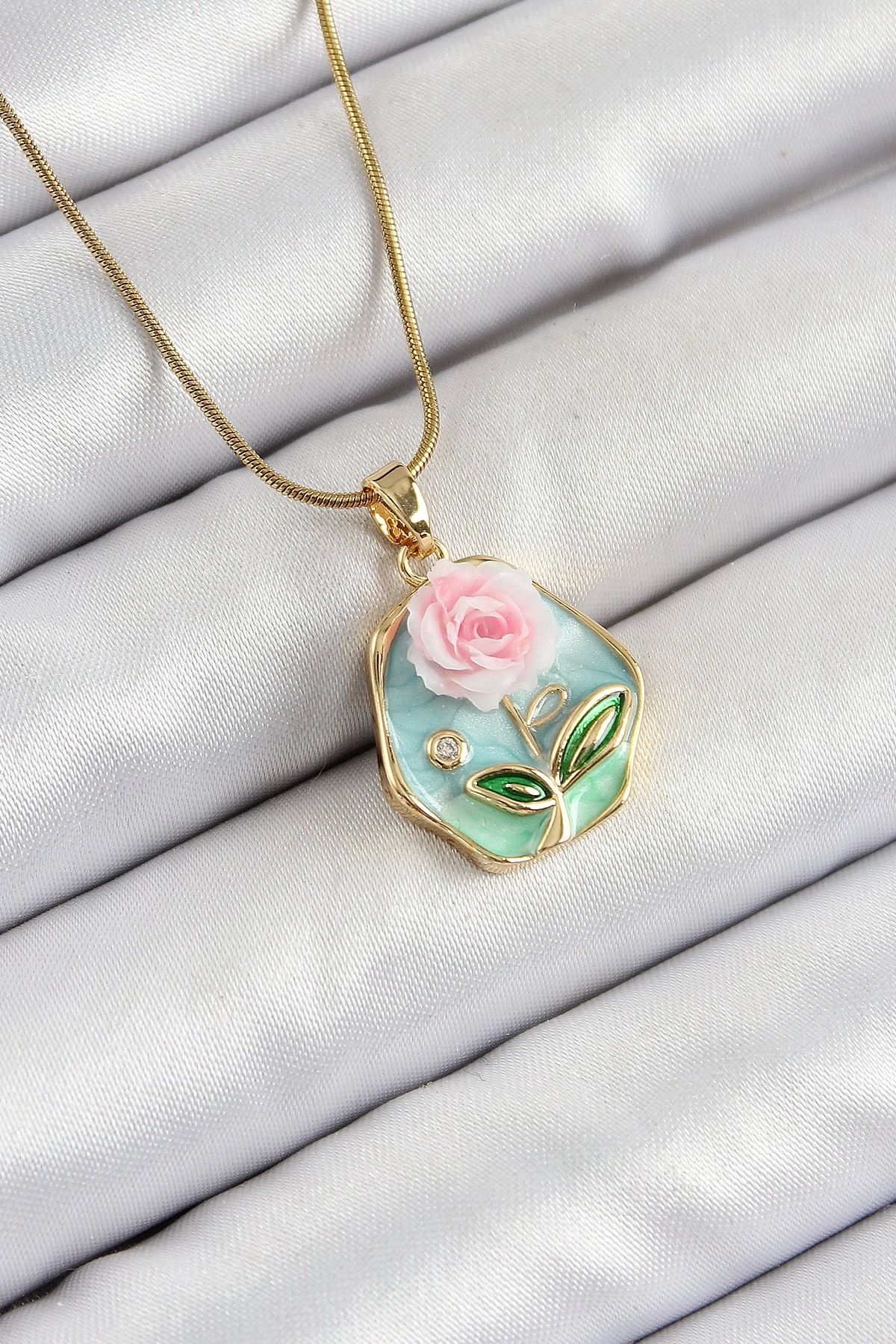 GLIMMERY 316L Çelik Zincir Zirkon Taşlı Pembe ve Yeşil Sanatsal Portre Gül Figürlü Beşgen Model Gold Renk Kad