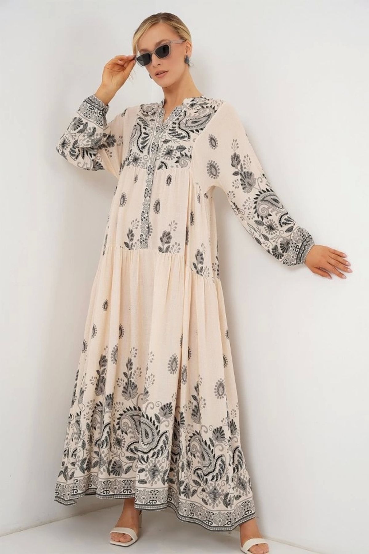 Butik 2423 Otantik Desenli Tesettür Elbise - Siyah - Krem