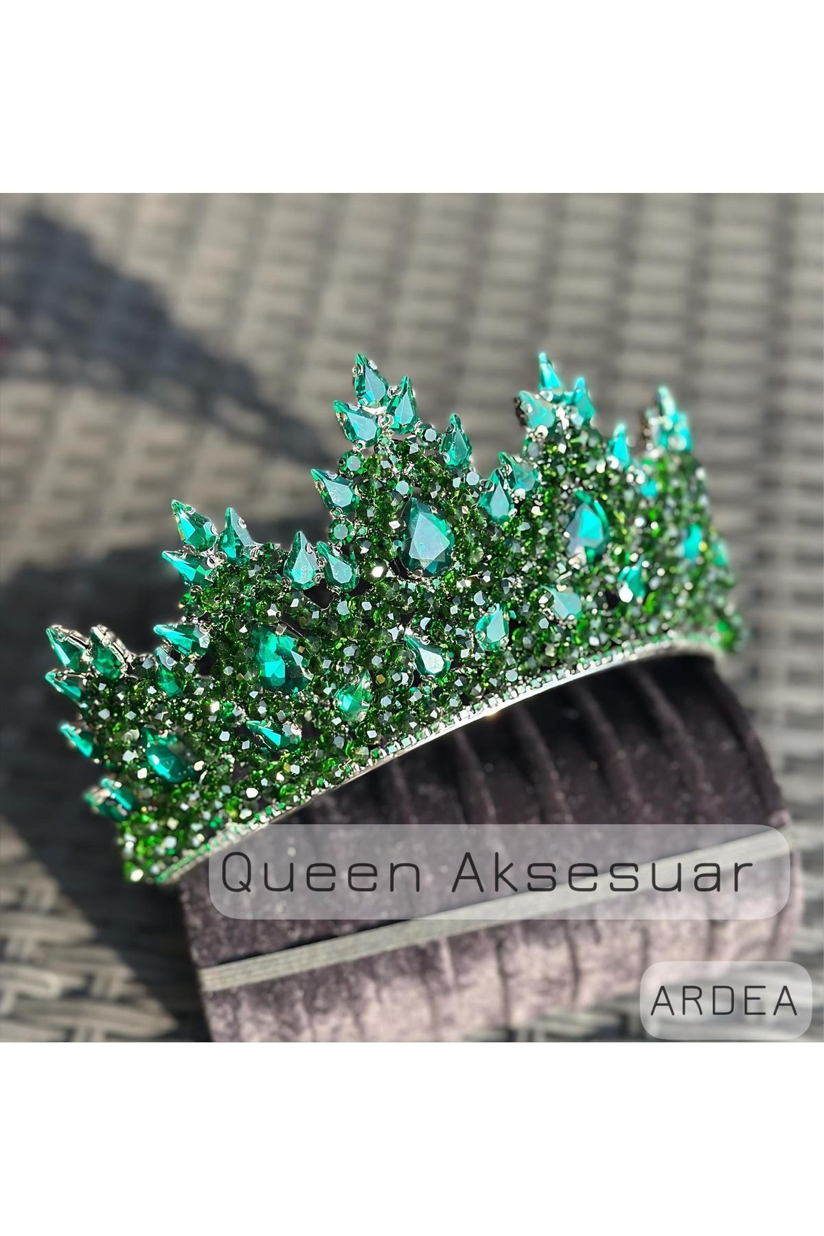 QUEEN AKSESUAR Ardea zümrüt yeşil kristal taşlı lüks tasarım nişan gelin tacı metal taç tepeli otantik motifli