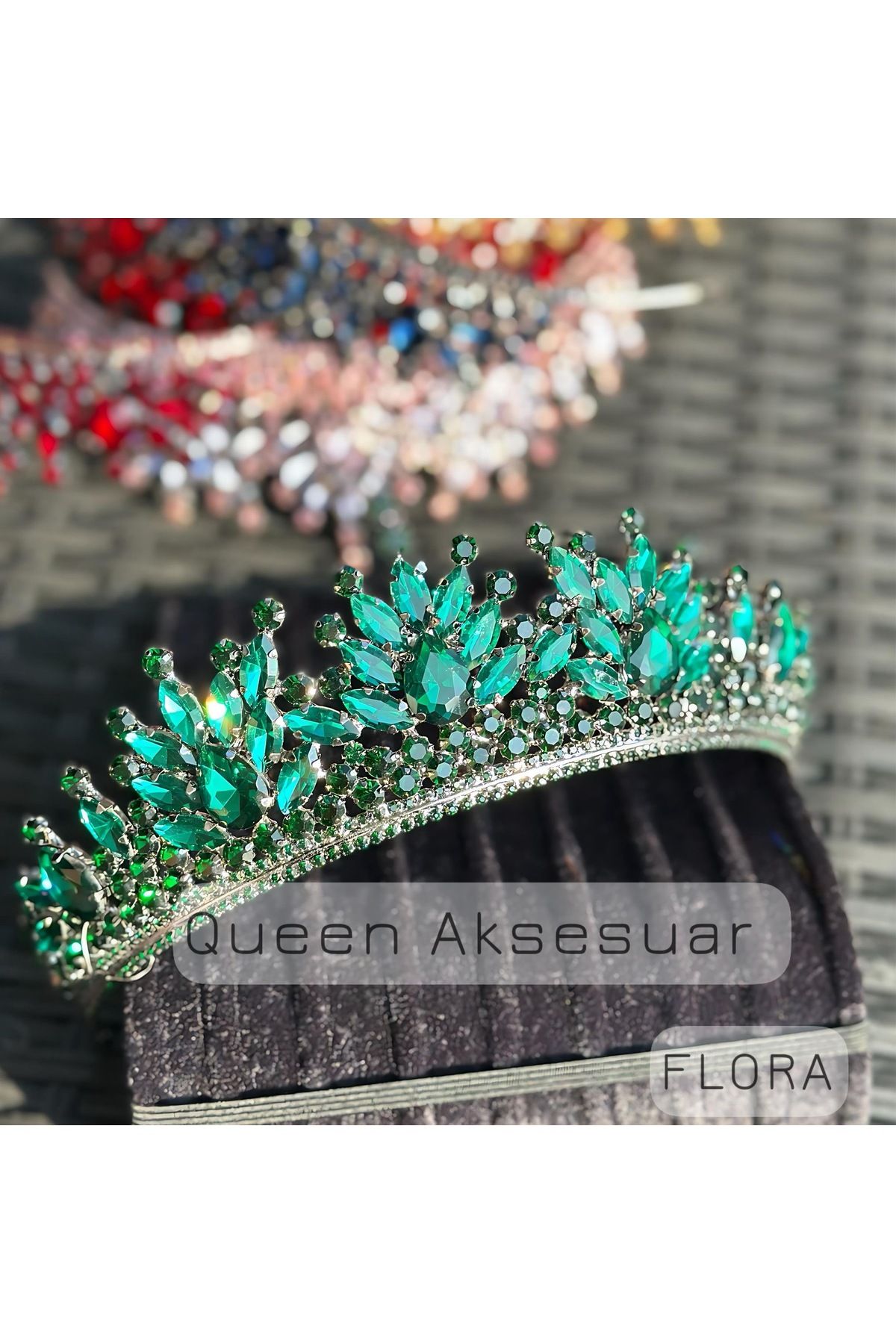 QUEEN AKSESUAR Flora zümrüt yeşil kristal taşlı lüks tasarım nişan gelin tacı metal taç tepeli otantik motifli