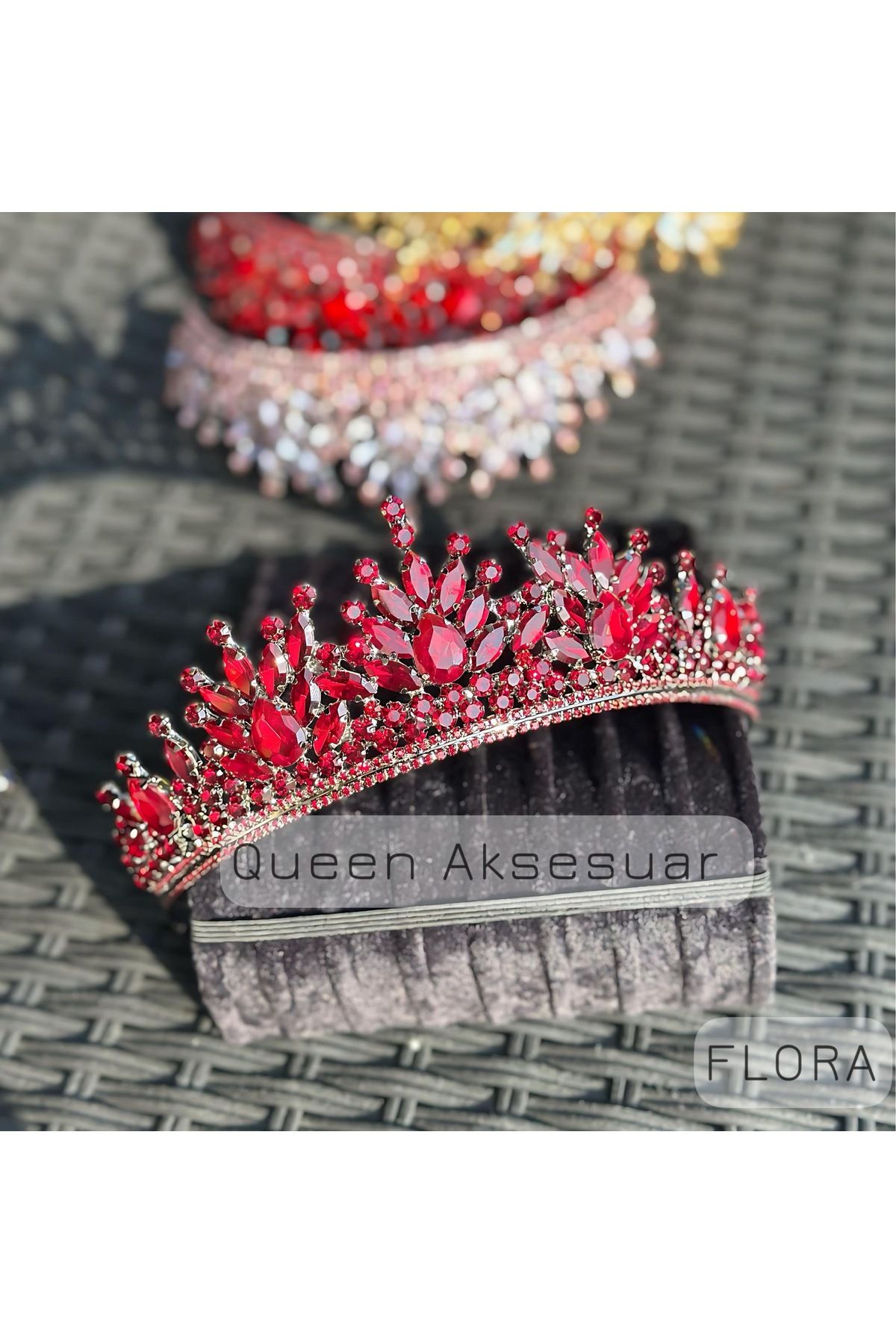 QUEEN AKSESUAR Flora granat bordo kırmızı kristal taşlı lüks tasarım nişan gelin tacı metal taç otantik motifli