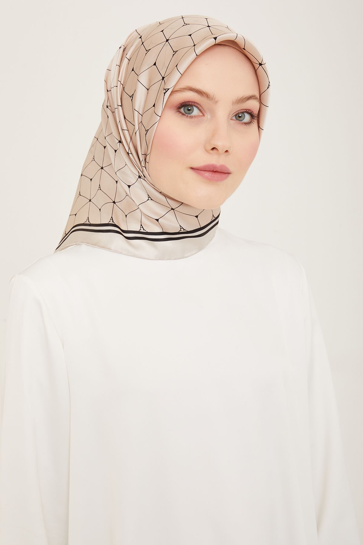 Armine Nostalji Serisi İpek Sura Eşarp 9166DS-80 Geometrik Desen AÇIK VİZON