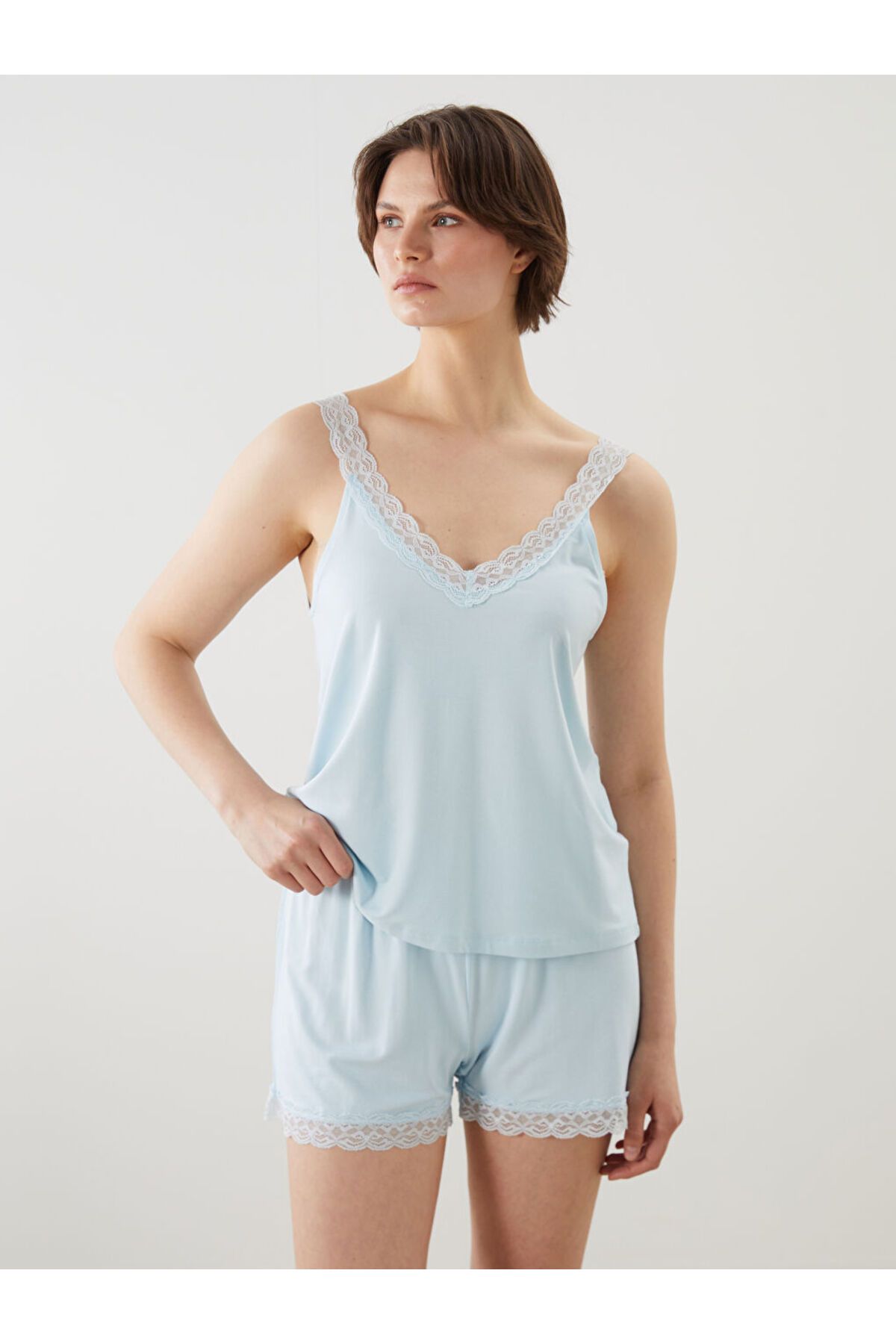 LC Waikiki Yeni Sezon V Yaka Dantel Detayli Kadin Sortlu Pijama Takimi - S5FM84Z8
