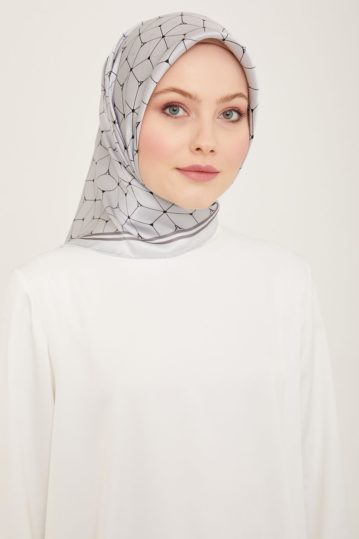 Armine Nostalji Serisi İpek Sura Eşarp 9166DS-02 Geometrik Desen GÜMÜŞ