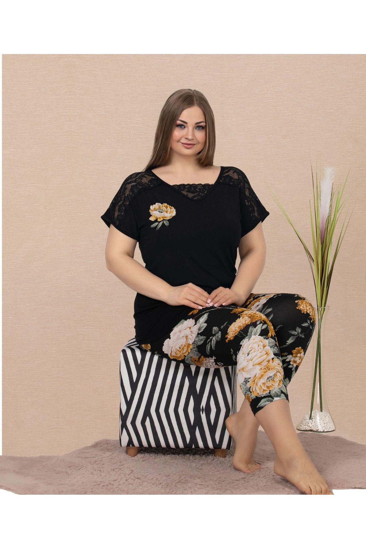 Lady Lingerie Çiçek Desenli,Kısa Kollu,Kapri Taytlı Battal Beden Kadın Pijama Takımı