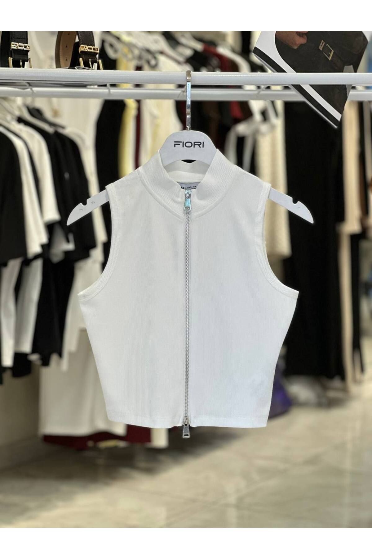 Fiori Fermuarlı Sıfır Kol Bluz