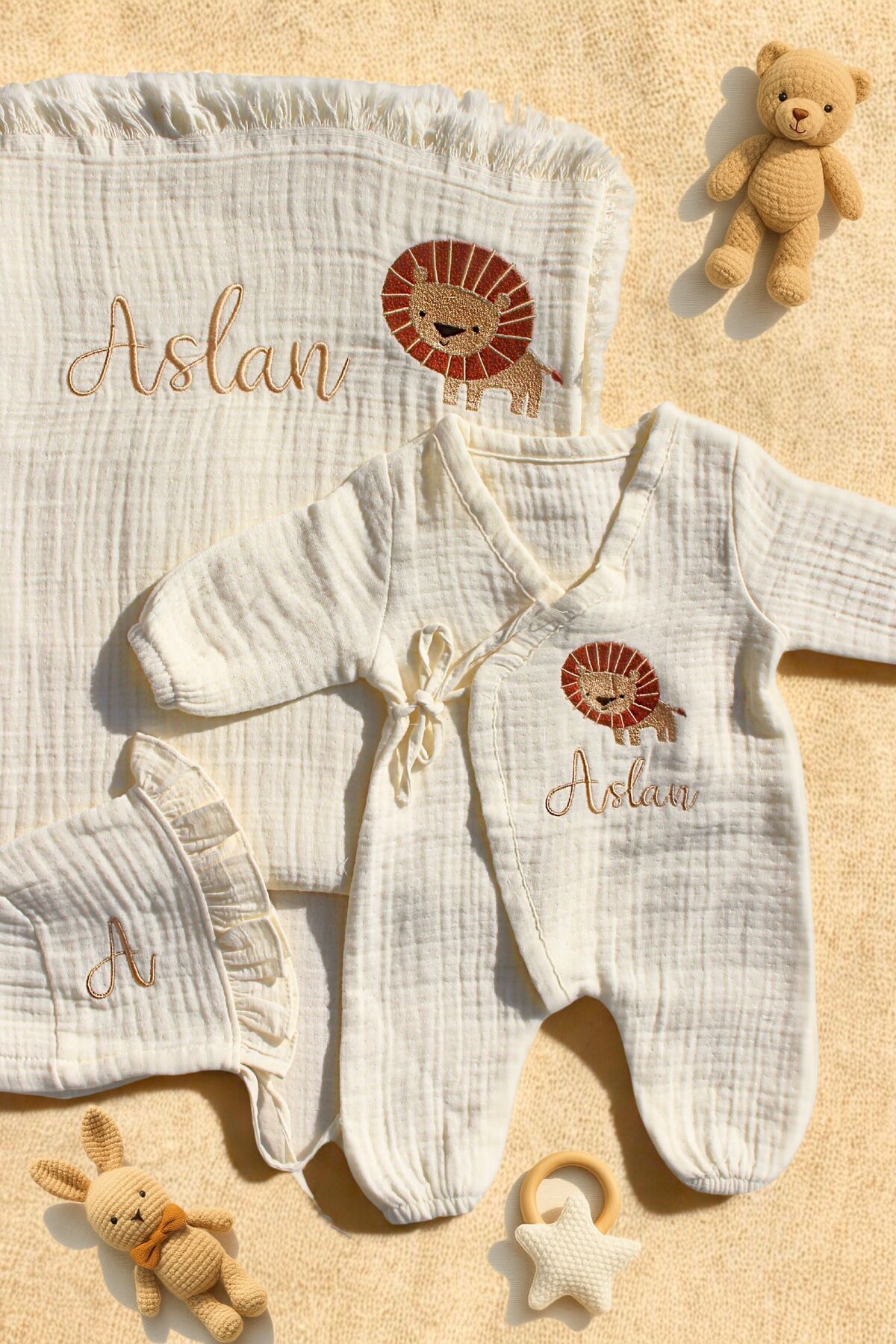 BabiesFirst İsim Nakışlı Aslan 5li Yenidoğan Müslin Bebek Seti - %100 Pamuk Battaniye, Müslin, Şapka, Yastık