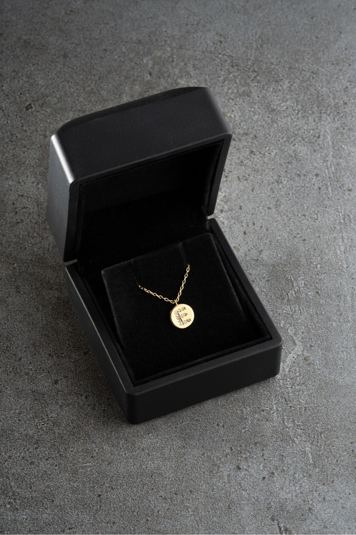 Silvano Jewelry 925 Ayar Gümüş Işıklı Kutuda Taşlı Plaka Harf Kolye