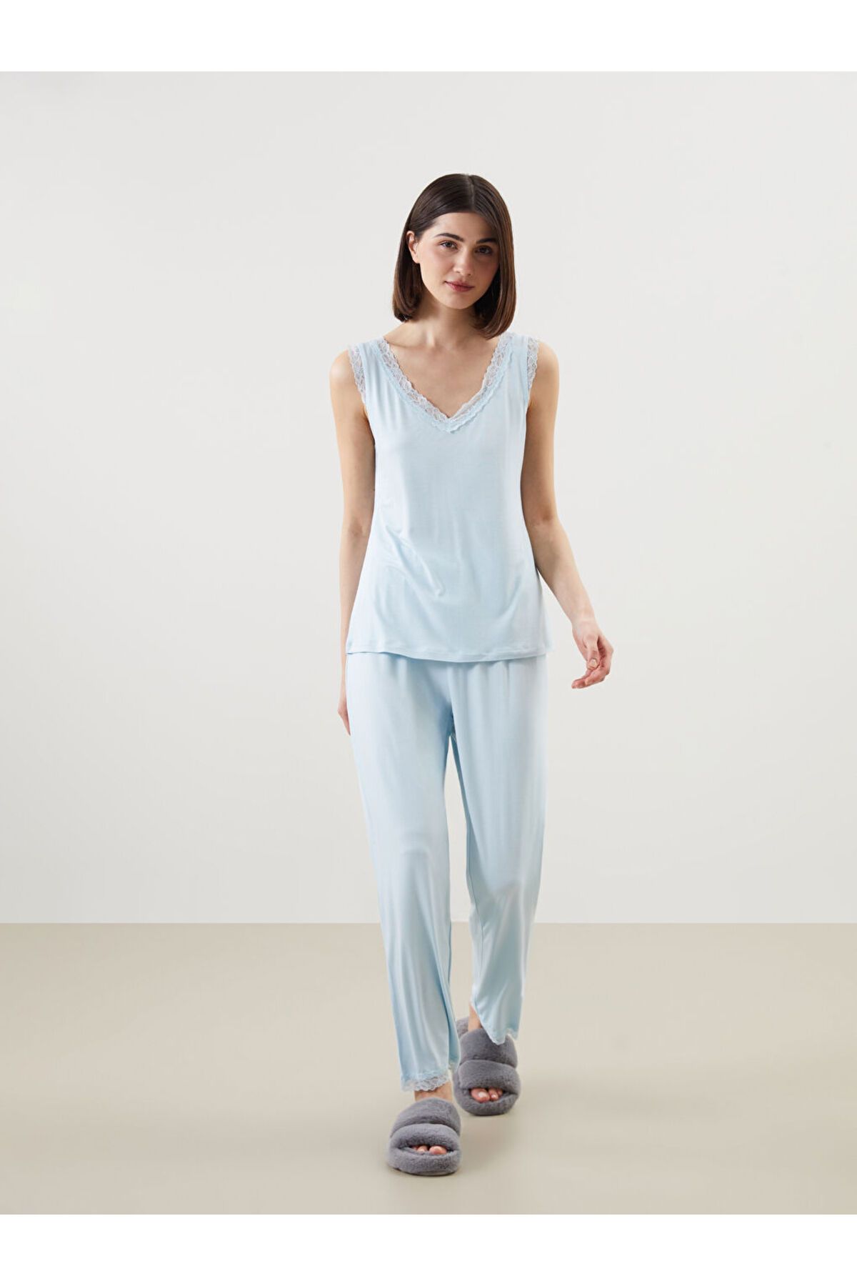 LC Waikiki Yeni Sezon V Yaka Dantel Detayli Kadin Pijama Takimi - S5FM34Z8