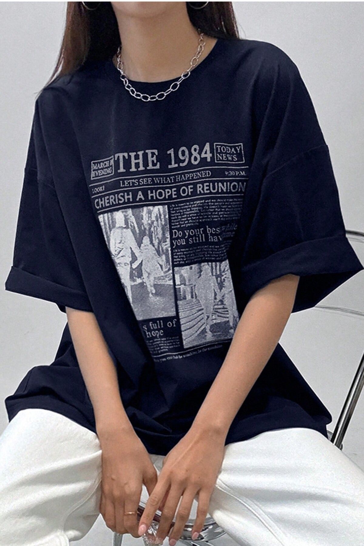 MODAGEN Unisex Lacivert Bisiklet Yaka 1984 Gazete Baskılı Oversize T-Shirt