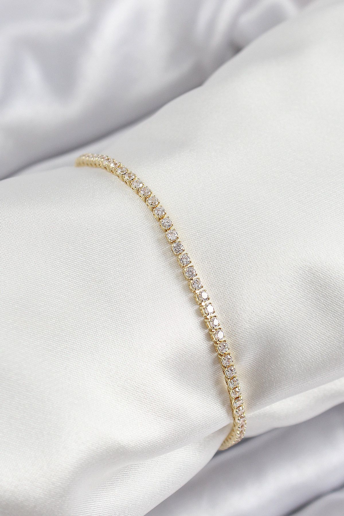 STİLLOVE Pirinç Zirkon Taşlı İnce Su Yolu Model Gold Renk Kadın Bileklik SL12191