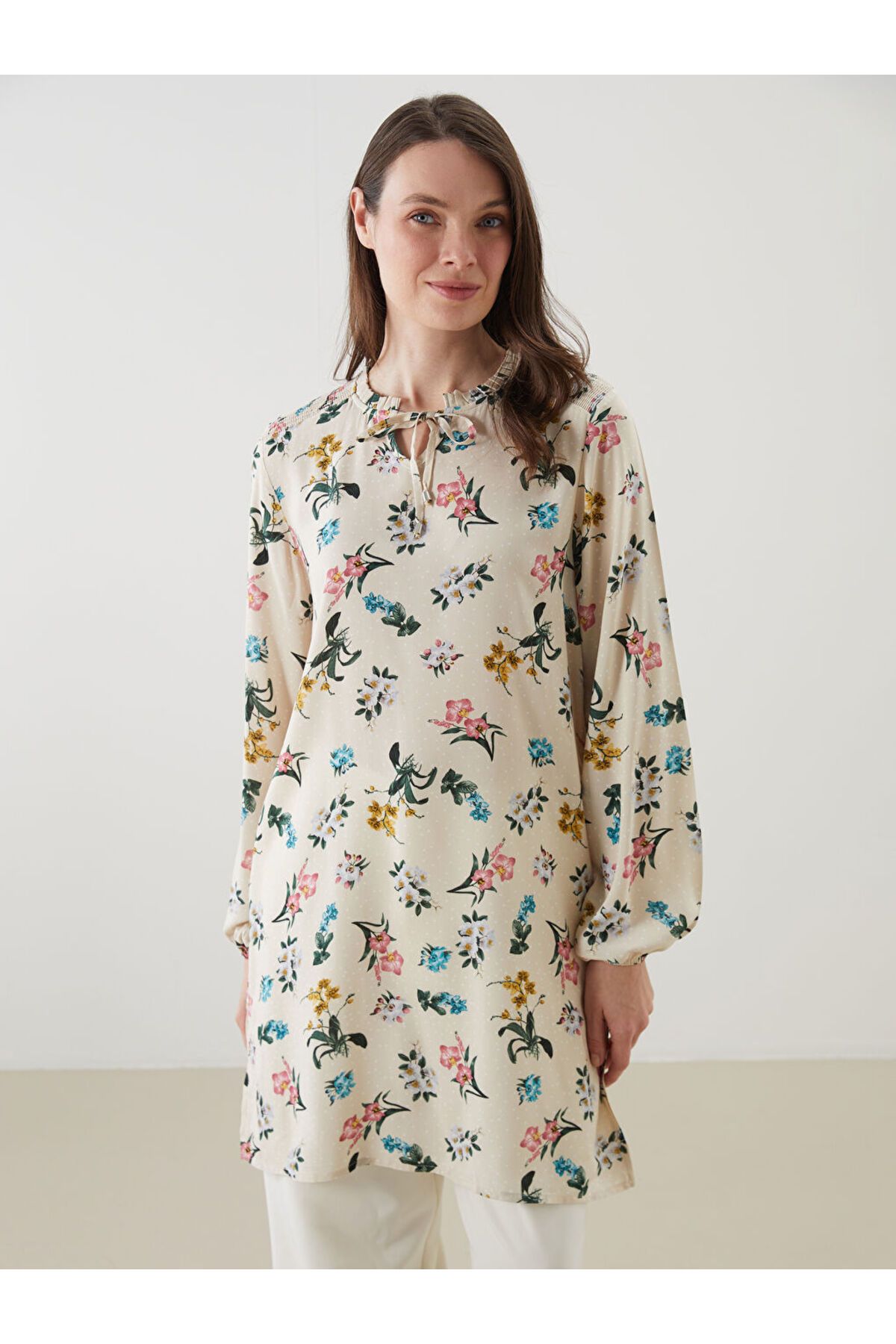LC Waikiki Yeni Sezon Baglamali Yaka Cicekli Kadin Tunik - S5L425Z8