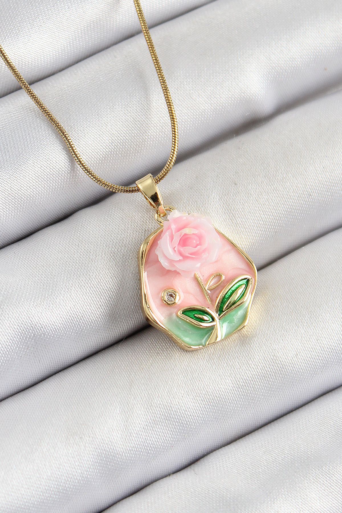 STİLLOVE 316L Çelik Zincir Zirkon Taşlı Pembe Sanatsal Portre Gül Figürlü Beşgen Model Gold Renk Kadın Kolye