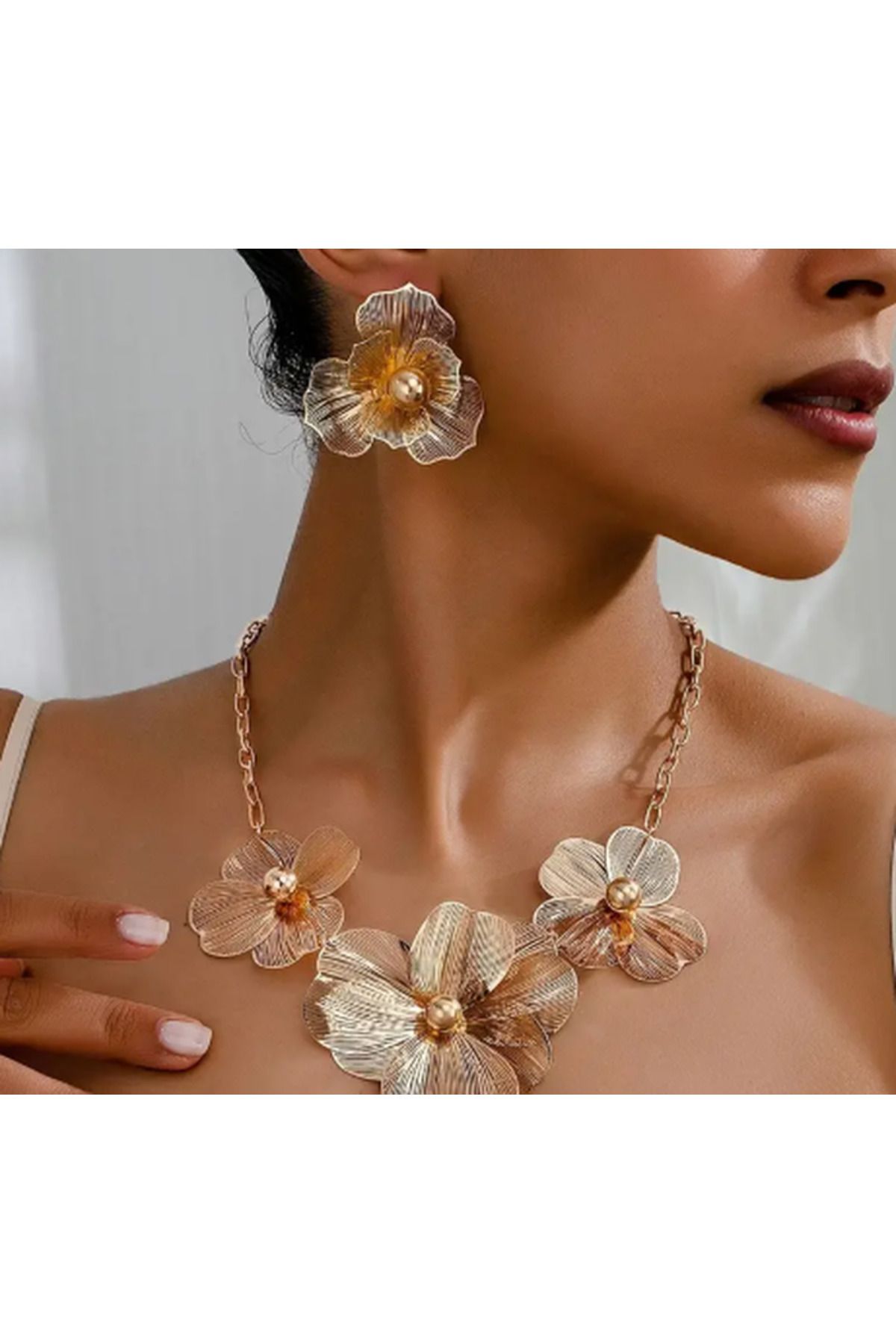 SE Jewellery Collection Selin Ersoy Altın Renk Çiçek Kolye ve Küpe Takımı – Büyük Obje Detaylı
