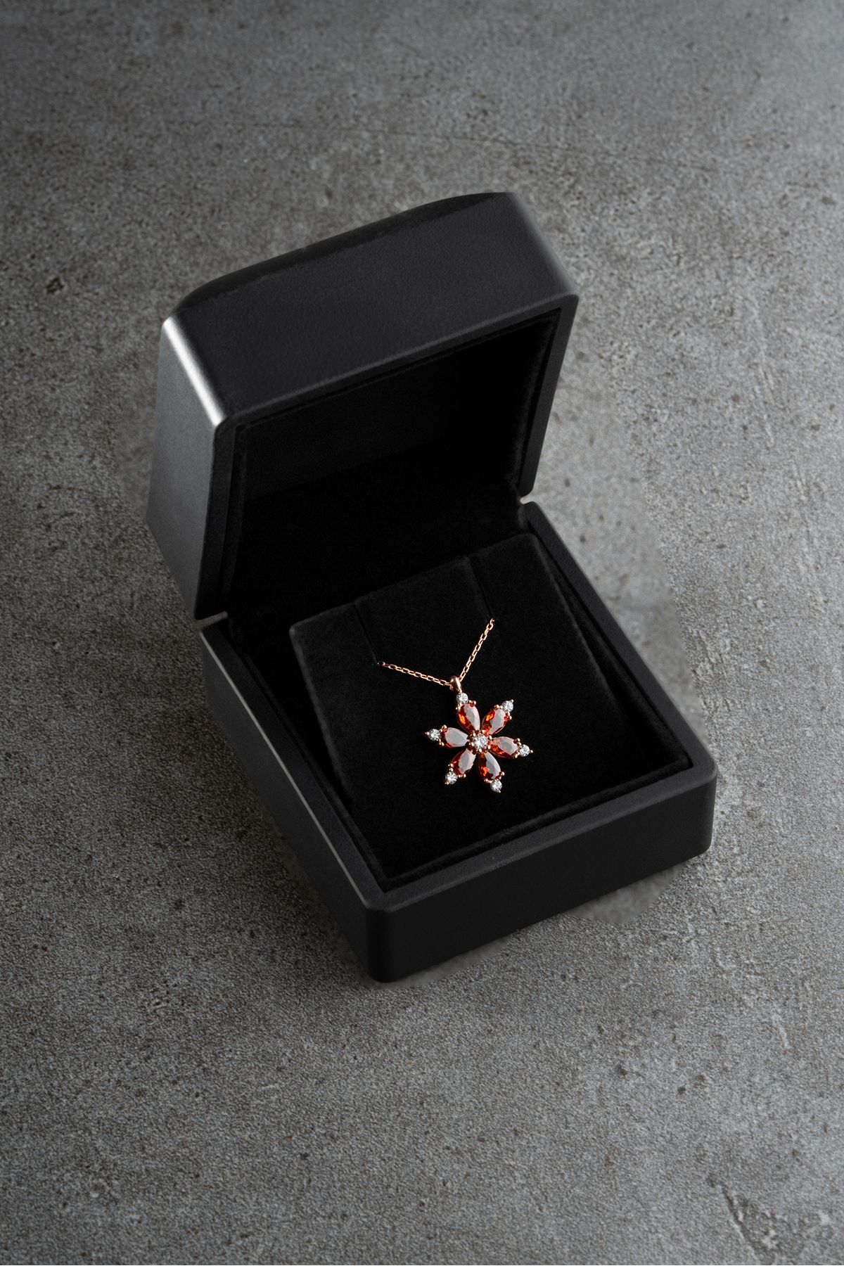 Silvano Jewelry 925 Ayar Gümüş Işıklı Kutuda Garnet Taşlı Lotus Kolye