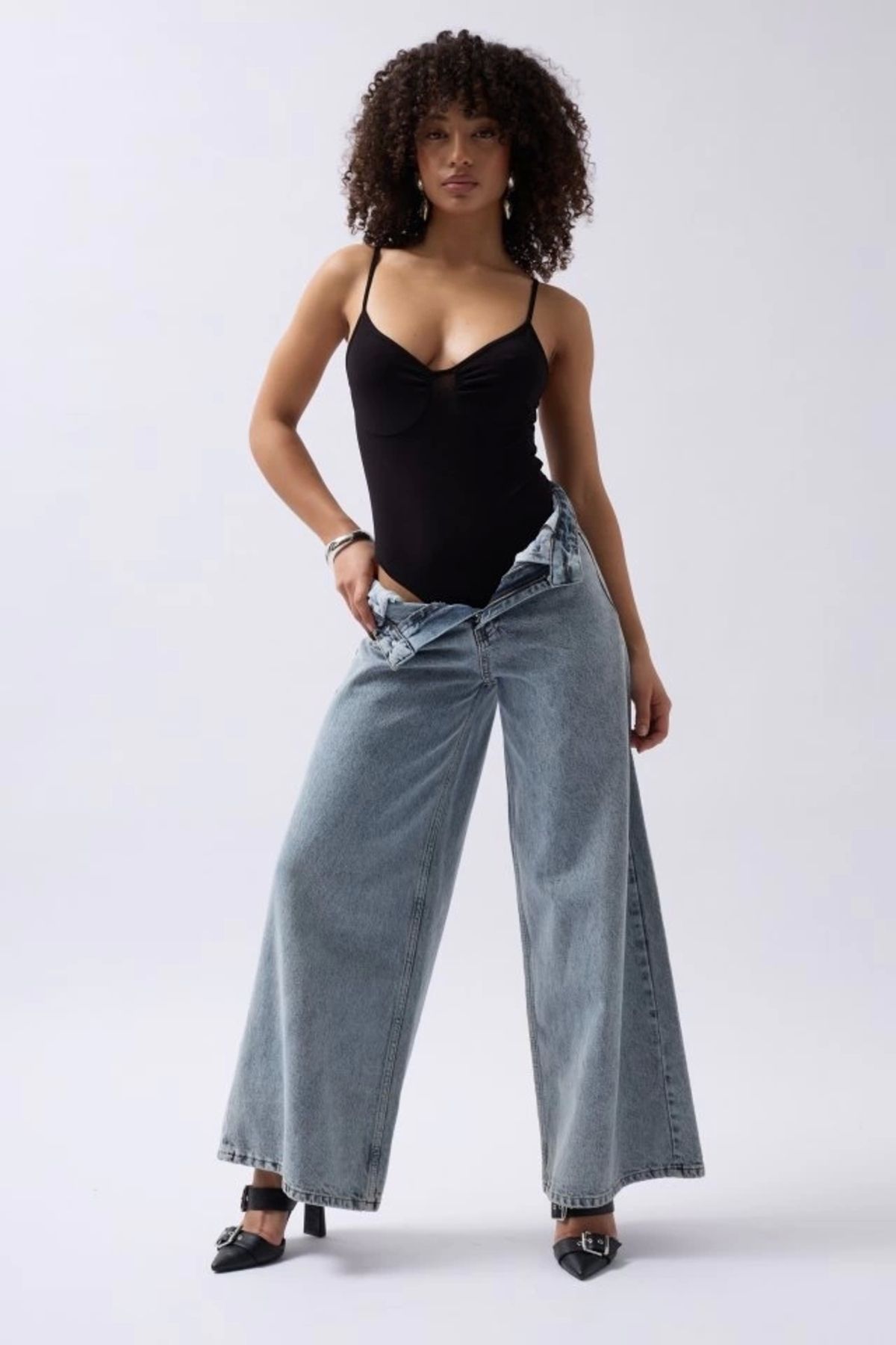 Butik Önü Büzgülü Askılı Bodysuit