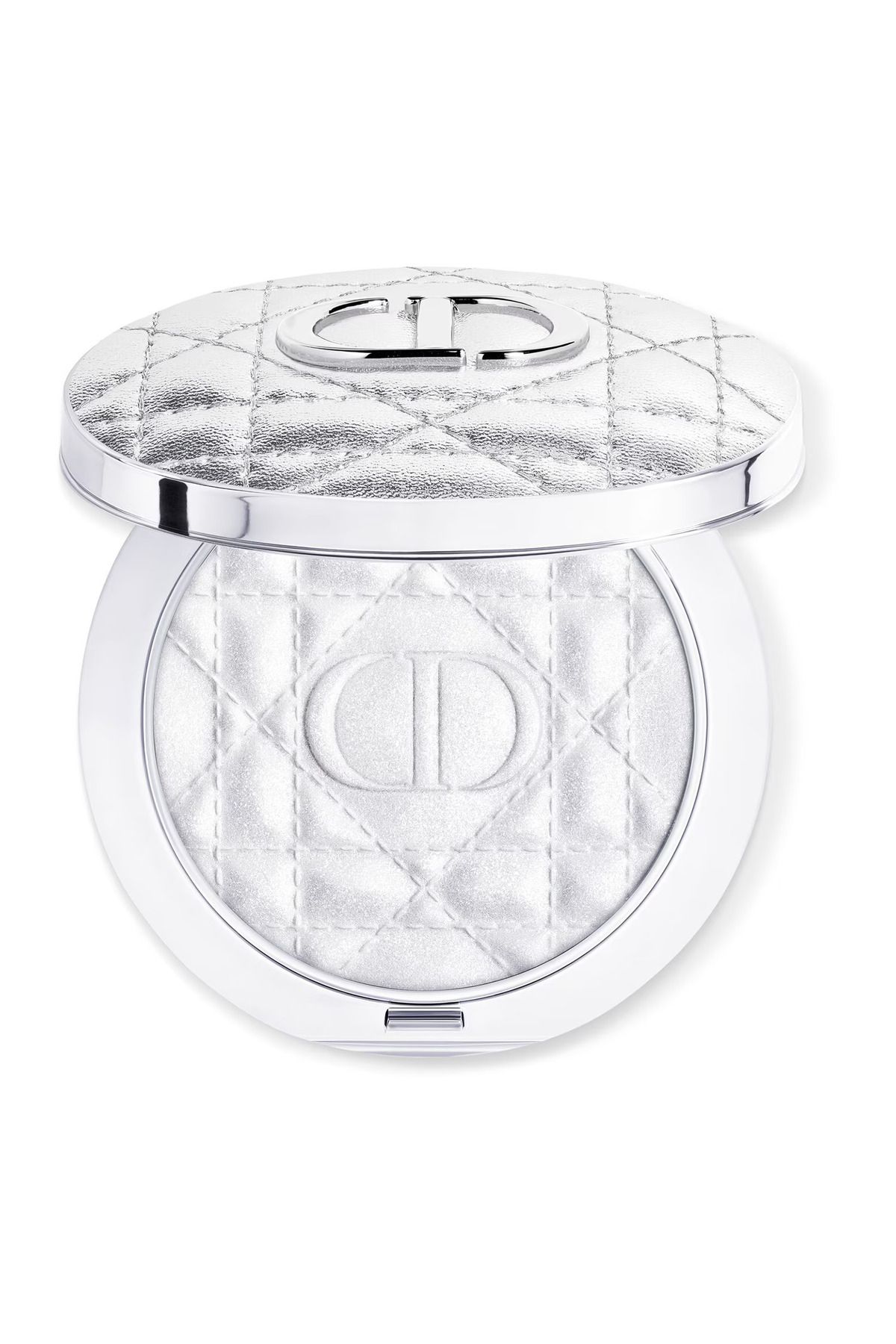 Dior ışığı her açıdan yansıtan 3 yeni bitiş¹ ile ışıltılı aydınlatıcı pudra
