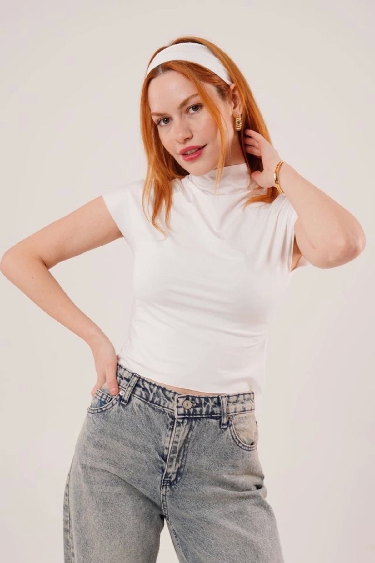 Butik Boğazlı Parlak Kumaş Beyaz Crop