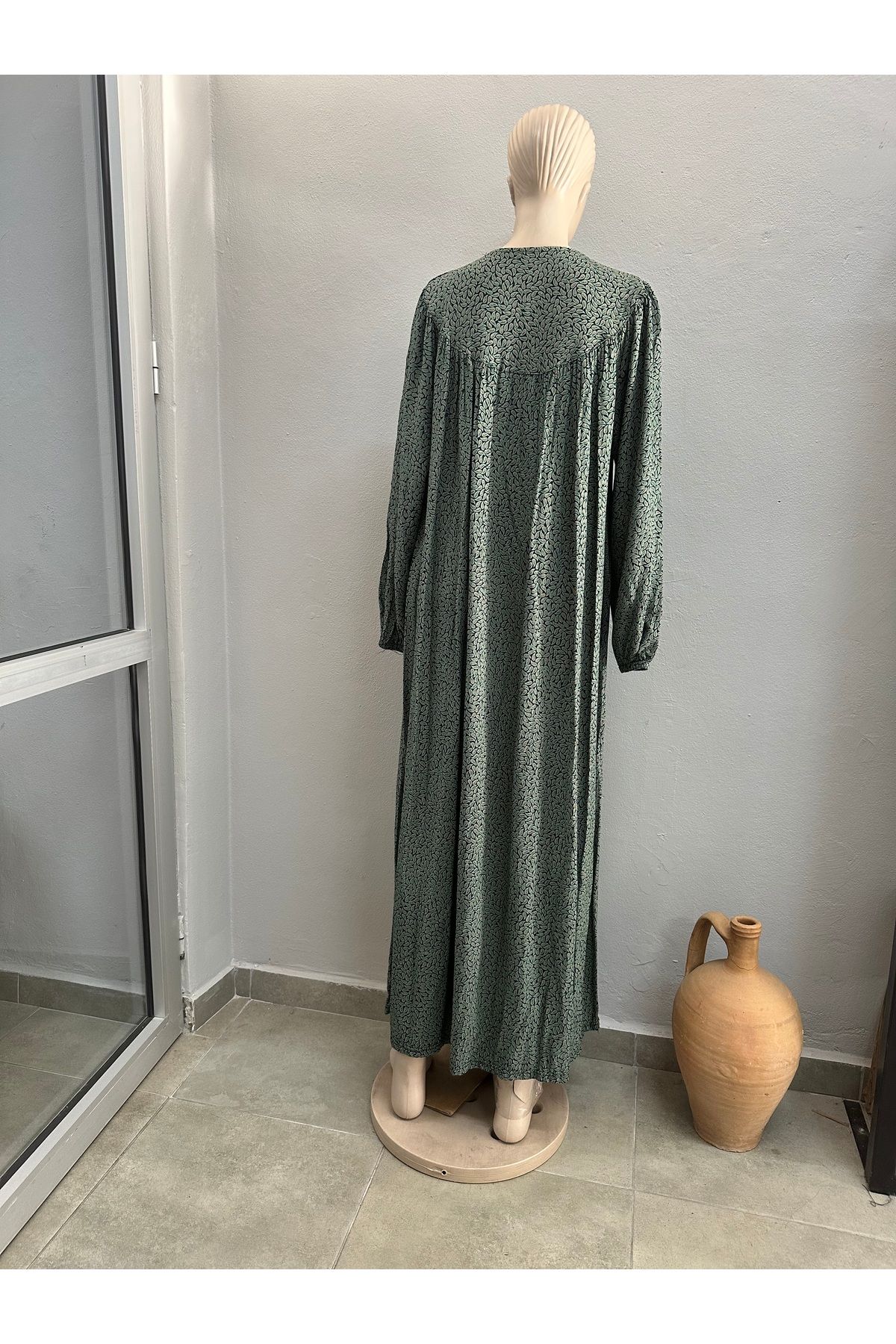 Zülal İthal Kumaş, Yuvarlak Yaka, Lastik Kol, (71*2=142 cm. Göğüs/ Boy 138 ölçü YOK.