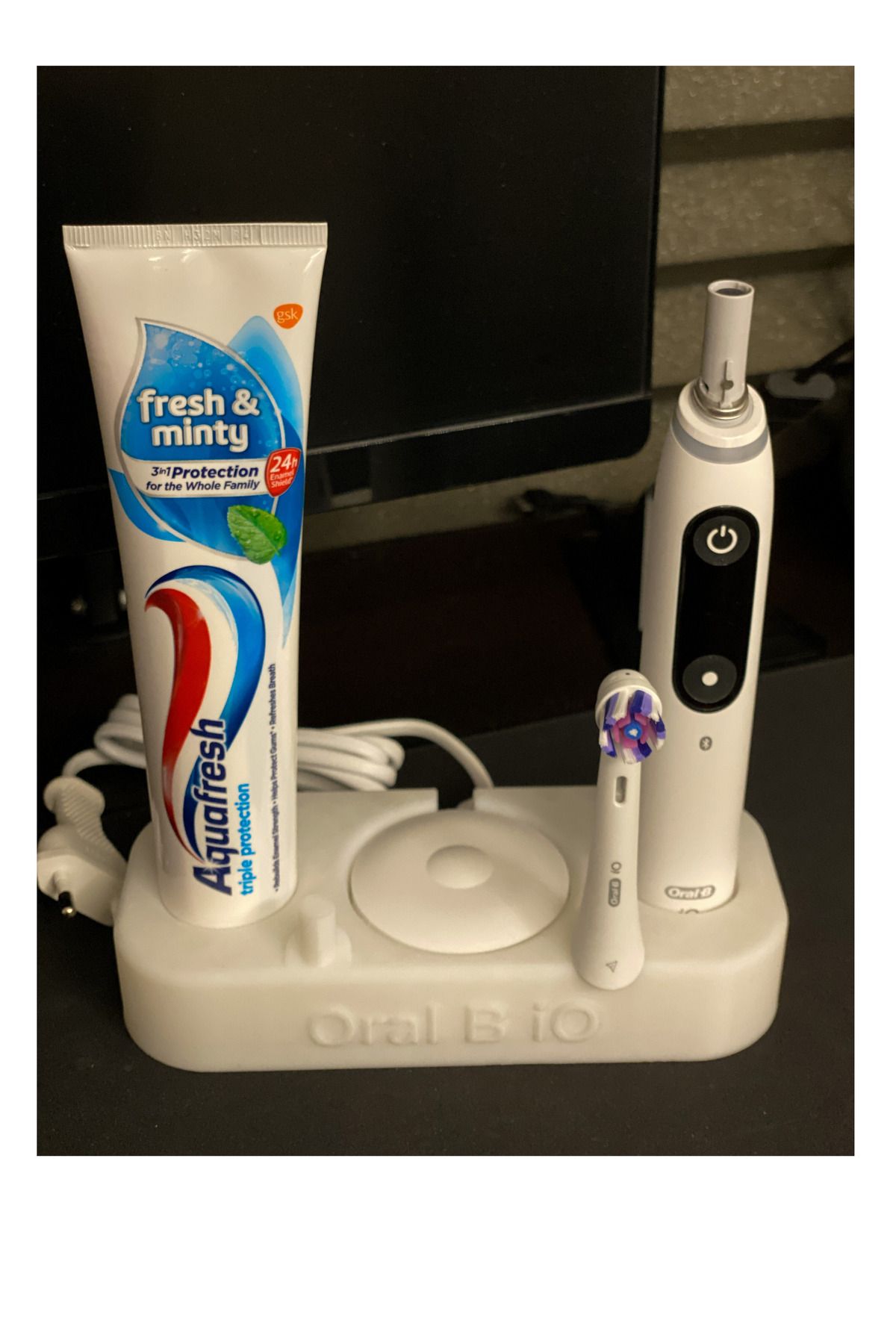 expreshediye Şarjlı Diş Fırçası Stand - Oral B Io Uyumlu Fırçalık, 1 Fırça, 2 Yedek Uç, 1 Diş Macunu