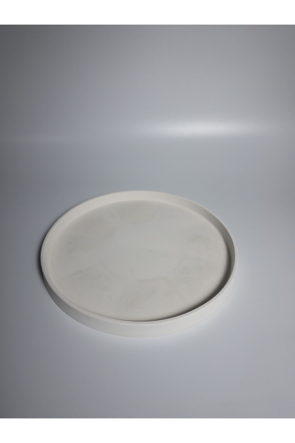 SerenityHaven Beyaz Beton Yuvarlak Sunum Tepsisi 25 cm Büyük Boy