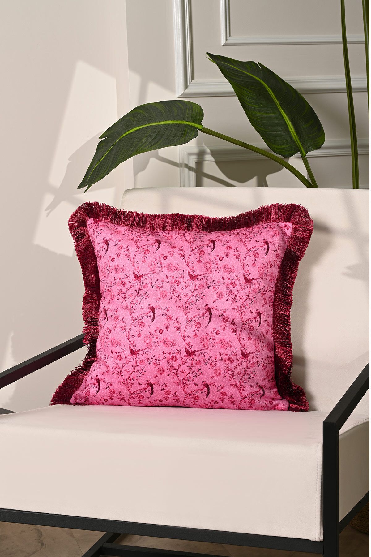 decofav Pembe Kuş Desenli Bordo Saçaklı Kadife Kırlent Kılıfı – 43x43 cm