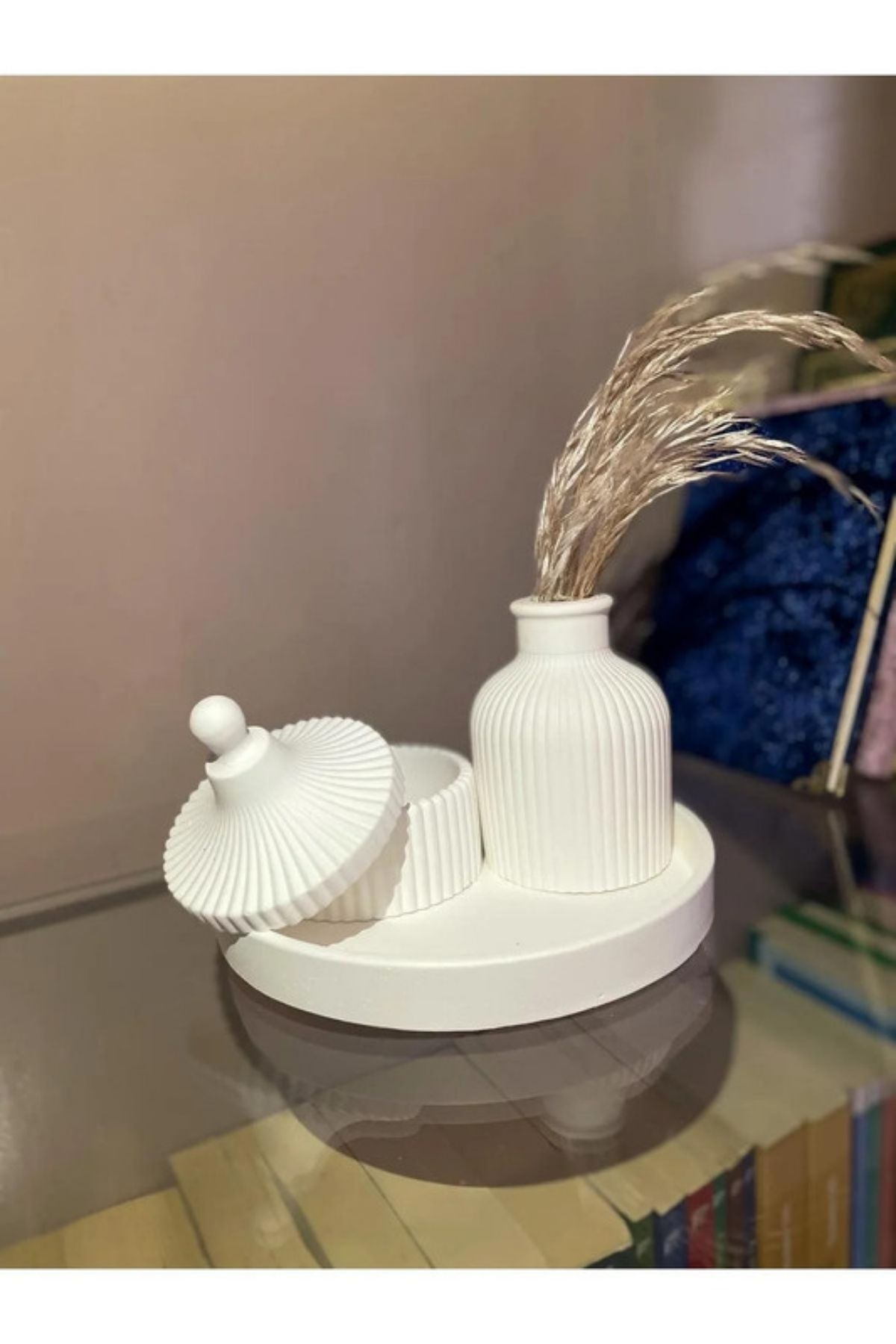 SerenityHaven Mini Beyaz Vazo, Yuvarlak Tepsi Ve Kapaklı Kutu Dekorasyon Seti şeker