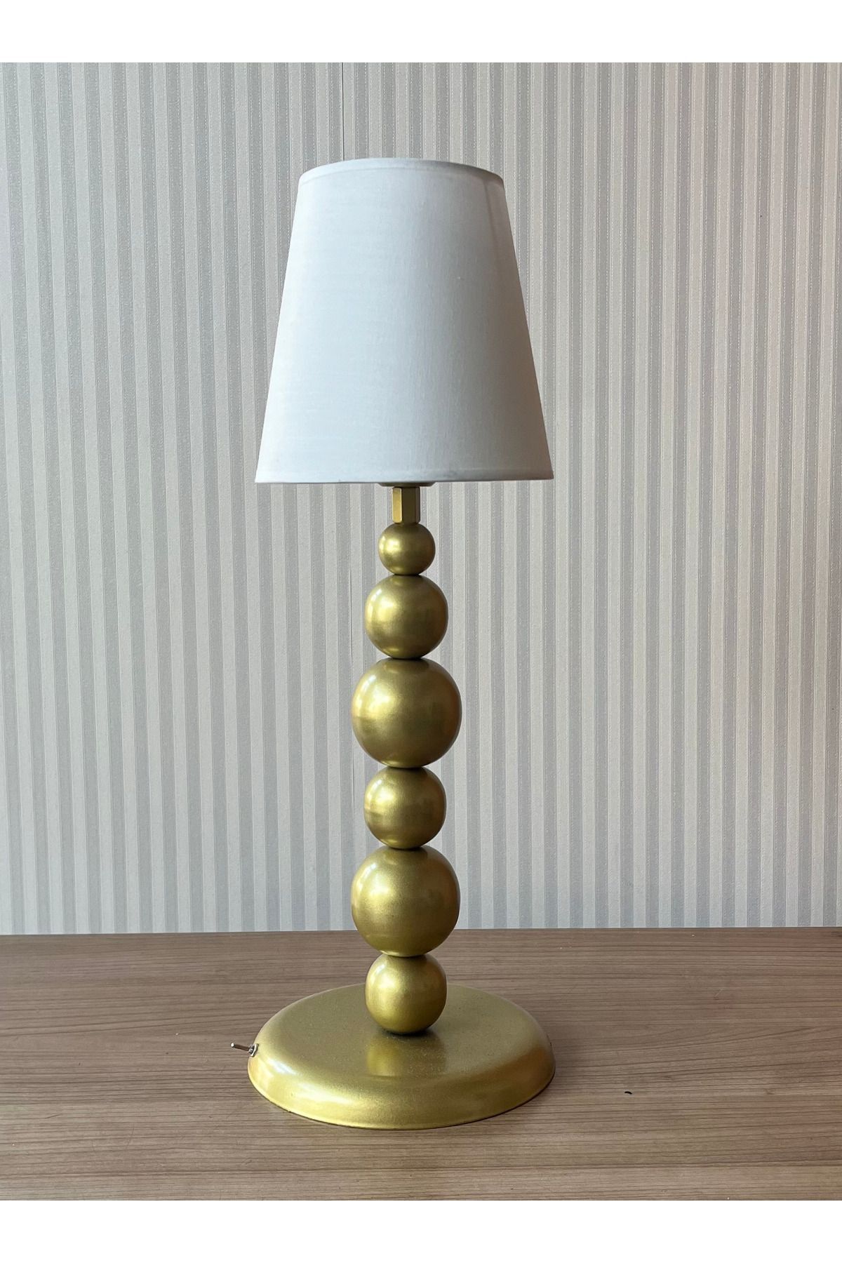 SerenityHaven Pırıl Gold Kasa Pilli Abajur Krem Şapka Aplik Lambader Aydınlatma - Özel Tasarım Lamba Dahildir.