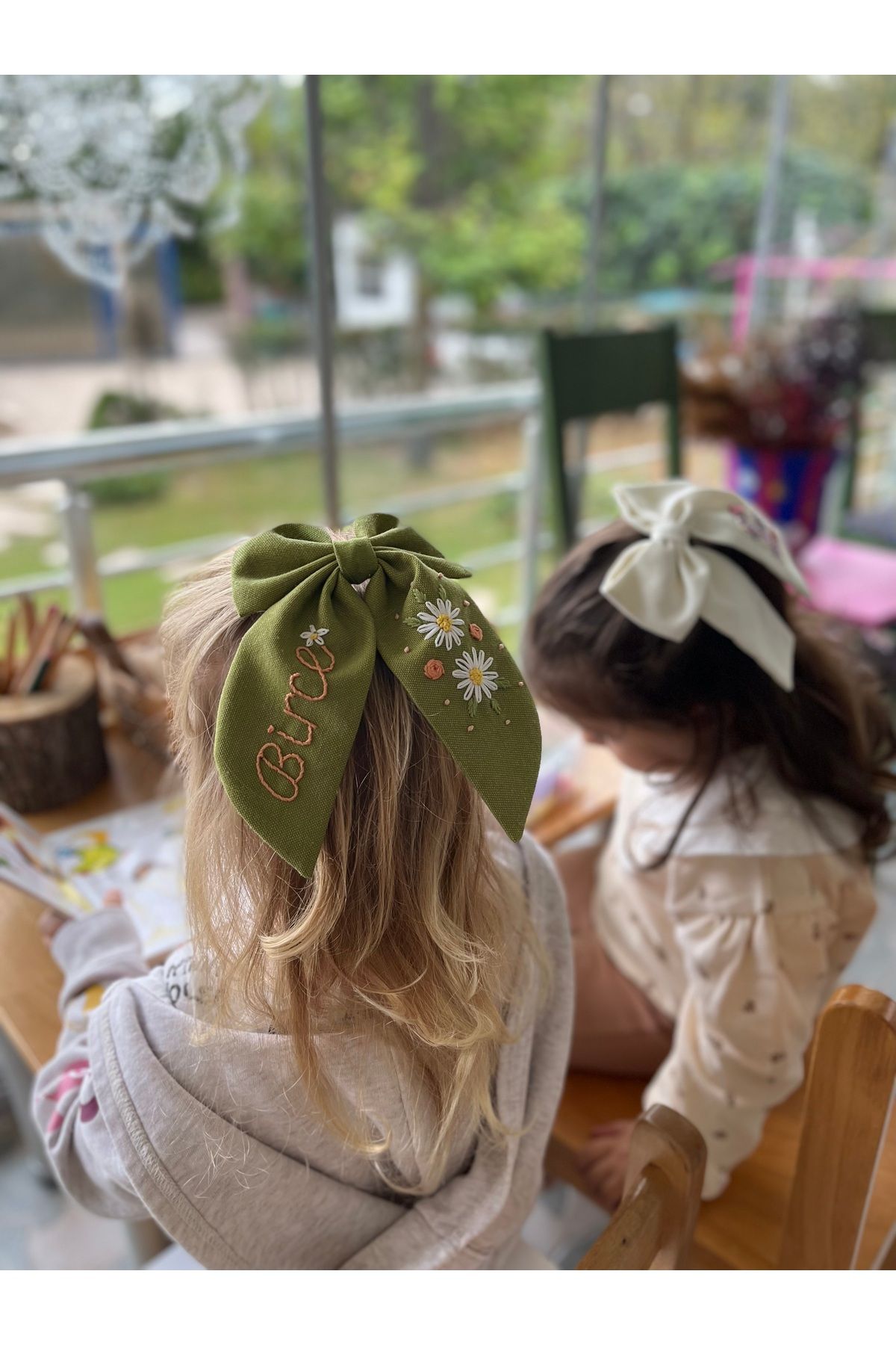 Colorfullkidss Kişiye Özel Kadın El Yapımı Papatya Nakışlı İsimli Fiyonk Toka