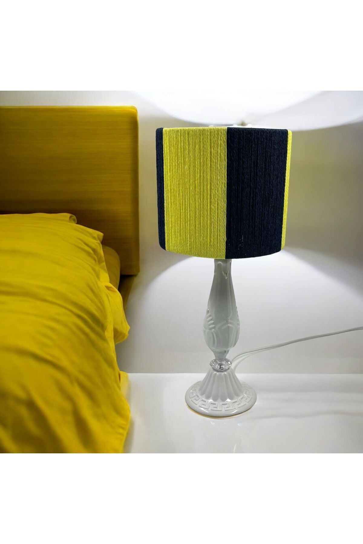 SerenityHaven Taraftar, Fanatik, Sarı Lacivert, Hasır Örgülü, Metal Ayaklı, Modern Abajur
