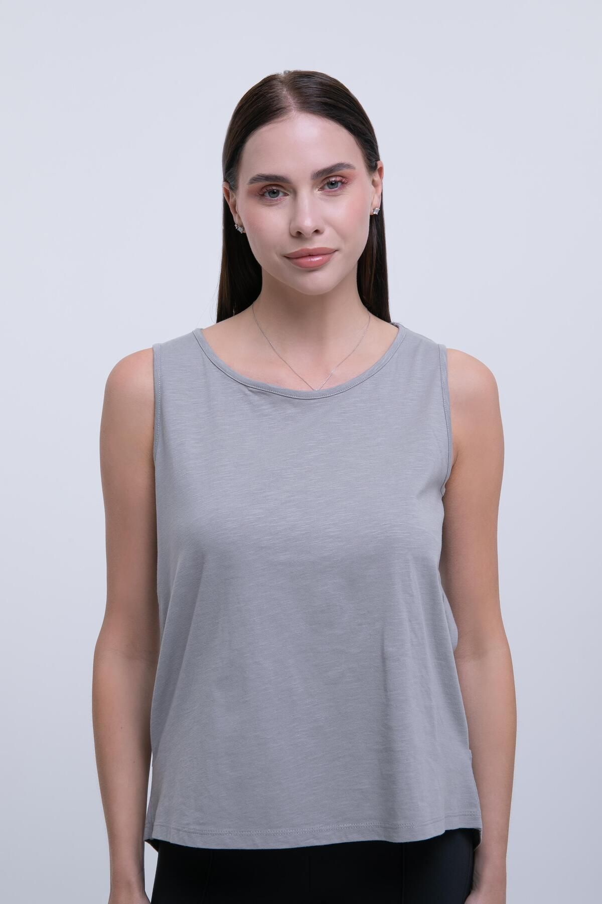 AFLOOW Kadın Gri Sırt Detaylı T-shirt- Rahat Kalıp, Şık Tasarım