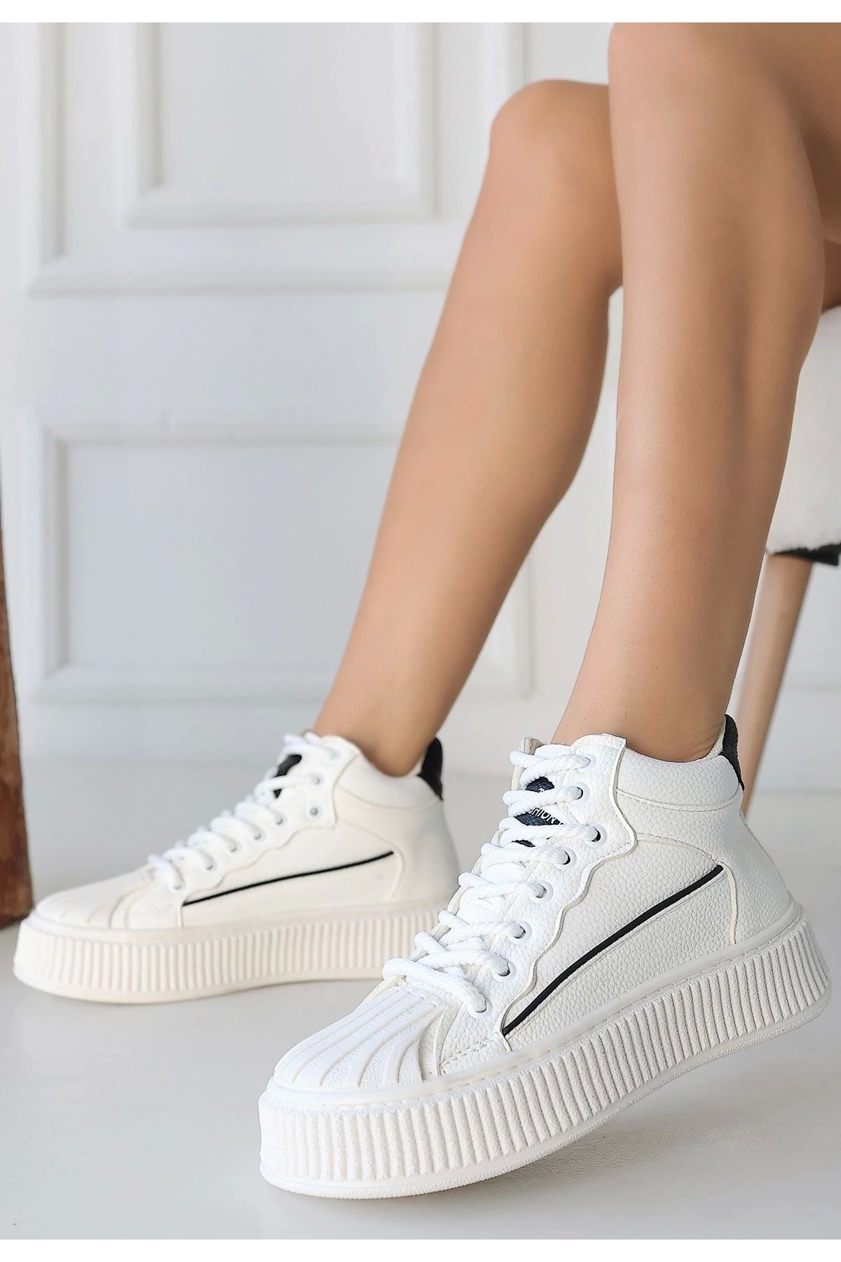 BellevieStore Estim Beyaz Cilt Siyah Detaylı Bağcıklı Spor Ayakkabı