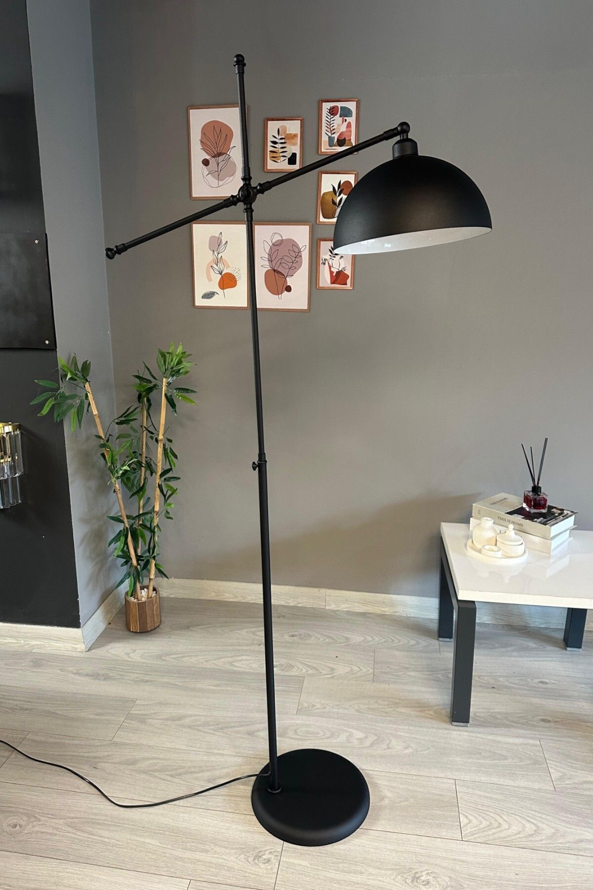 SerenityHaven Siyah Lambader Modern Dekoratif Metal Oturma Odası Çalışma Odası Zemin Lambası