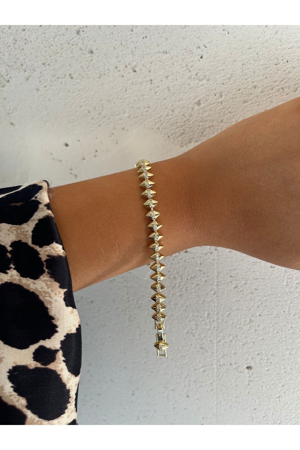 FASHİON JEWELRY 14 K Renk Tırtık Plaka Üstü Zirkon Taşlı Çelik Bileklik