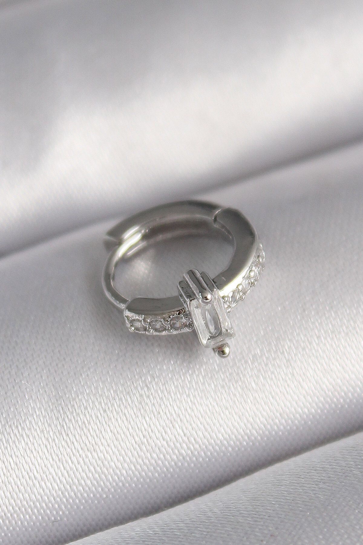 Avantaj Kapıda ® 316L Çelik Gümüş Renk Zirkon Taşlı Tragus Piercing